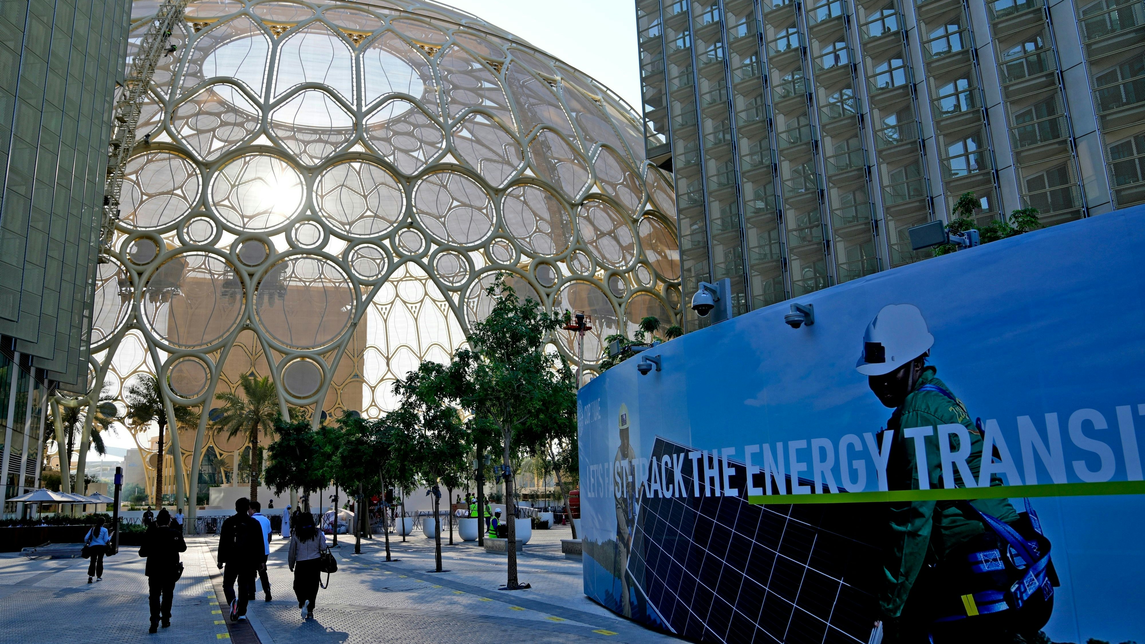 Download von www.picturedesk.com am 27.11.2023 (11:49).  A general view of Expo City and the Al Wall Dome is seen in Dubai, United Arab Emirates, Monday, Nov. 27, 2023. Representatives will gather at Expo City in Dubai, UAE, Nov. 30 to Dec. 12 for the 28th U.N. Climate Change Conference, known as COP28. (AP Photo/Kamran Jebreili) - 20231127_PD1329 - Rechteinfo: Rights Managed (RM)