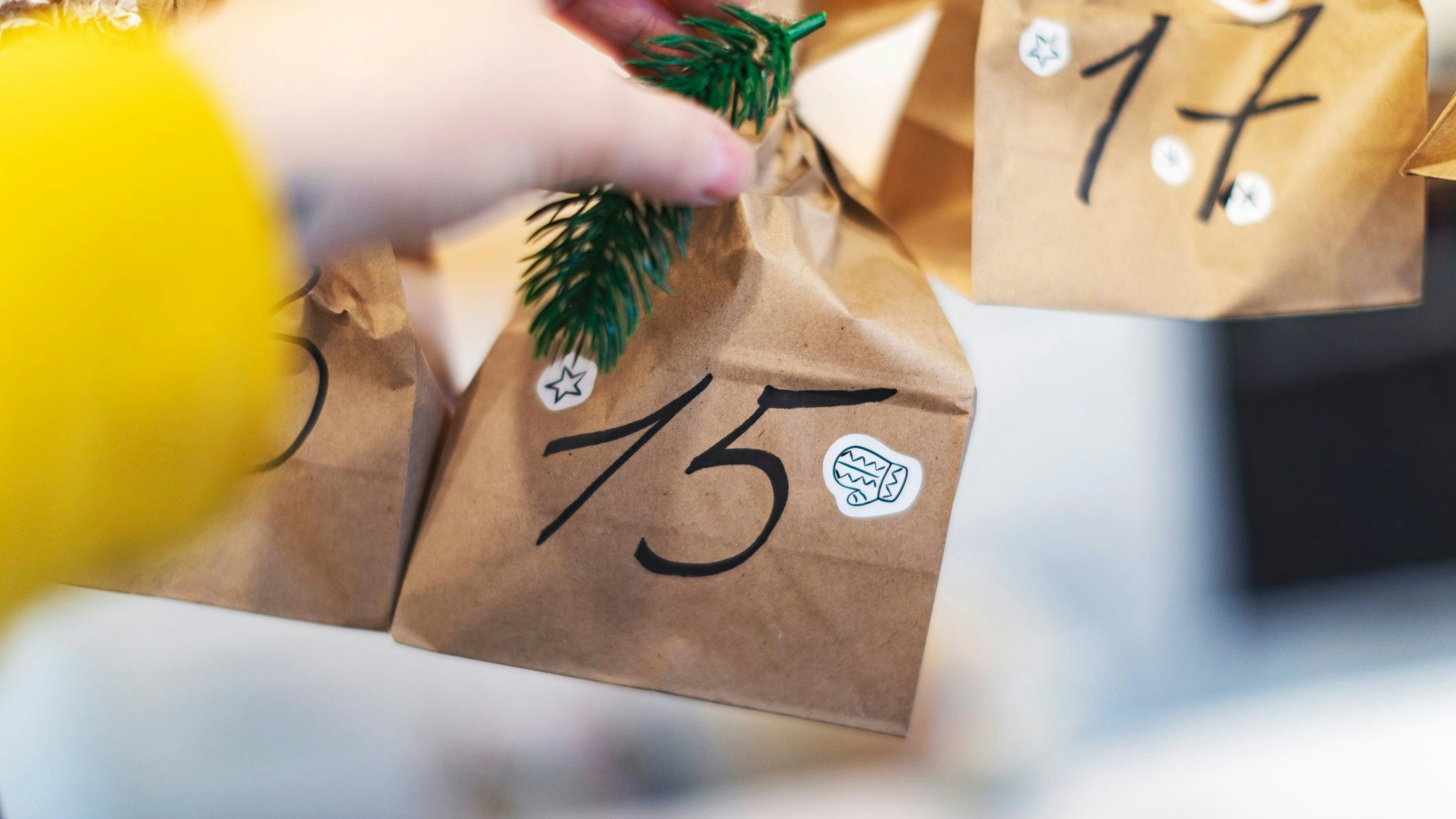 Bereits gefüllte Adventkalender können ordentlich ins Geld gehen. Die AK empfiehlt, selbst zur Bastelschere zu greifen.