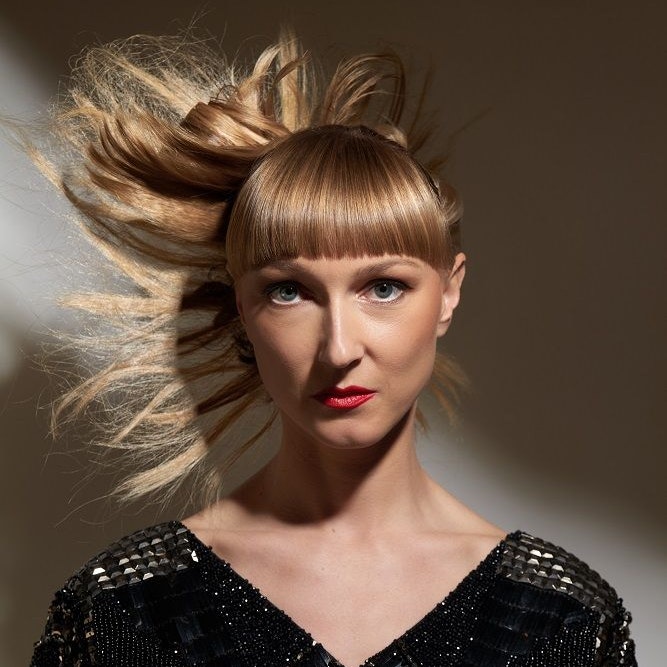 Die eigene Windmaschine mitgebracht? Mitnichten. Hier werden die Haare zum verspielten Accessoire und Highlight des Looks.