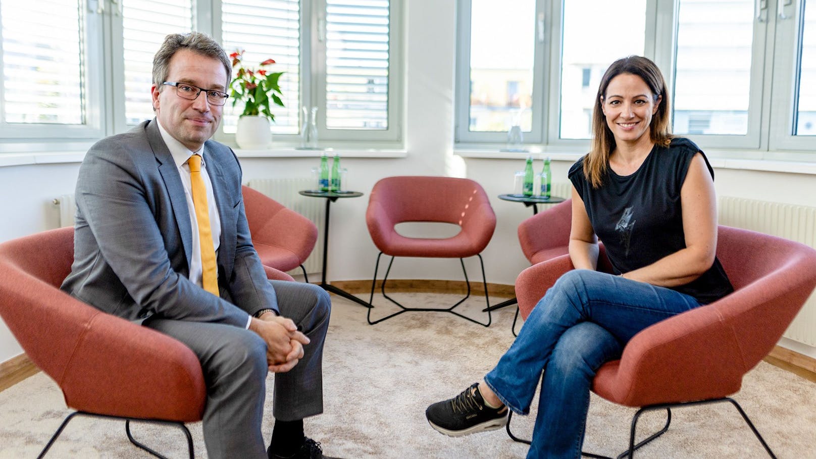 Lisa Gadenstätter im Gespräch mit AMS-Chef Johannes Kopf. 