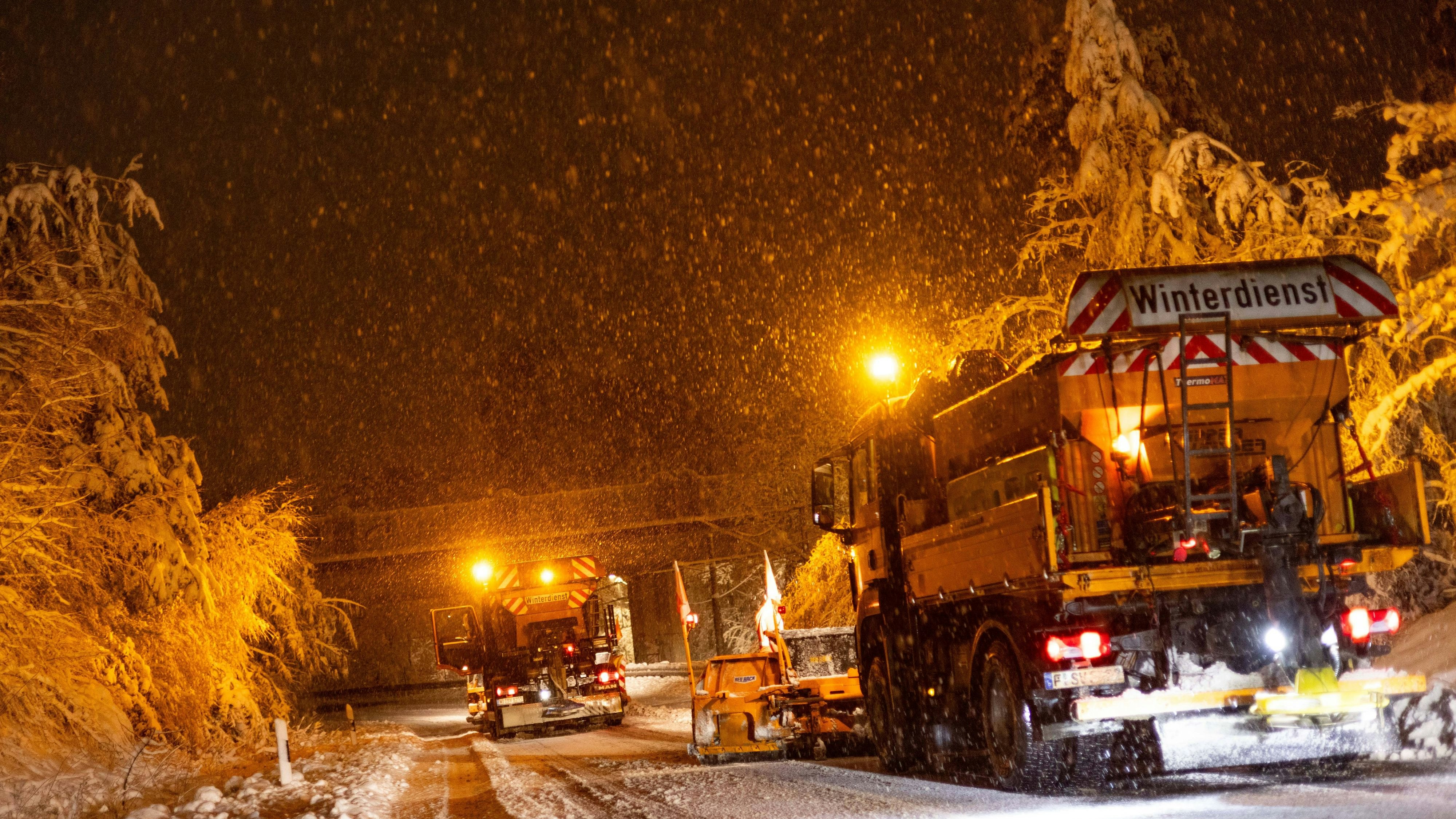 Starker Schneefall in Hessen: Deutschland kämpft mit den Schneemassen.