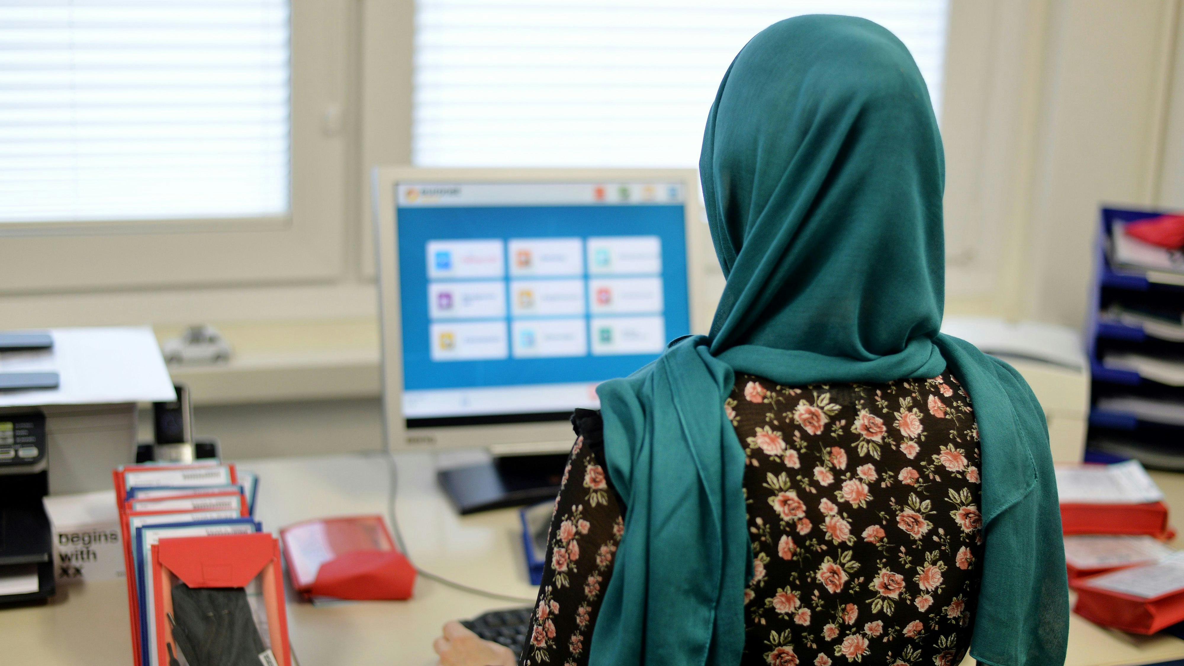 EuGH-Urteil: Das Tragen religiöser Symbole wie das muslimische Kopftuch kann in der öffentlichen Verwaltung ausnahmslos verboten werden.