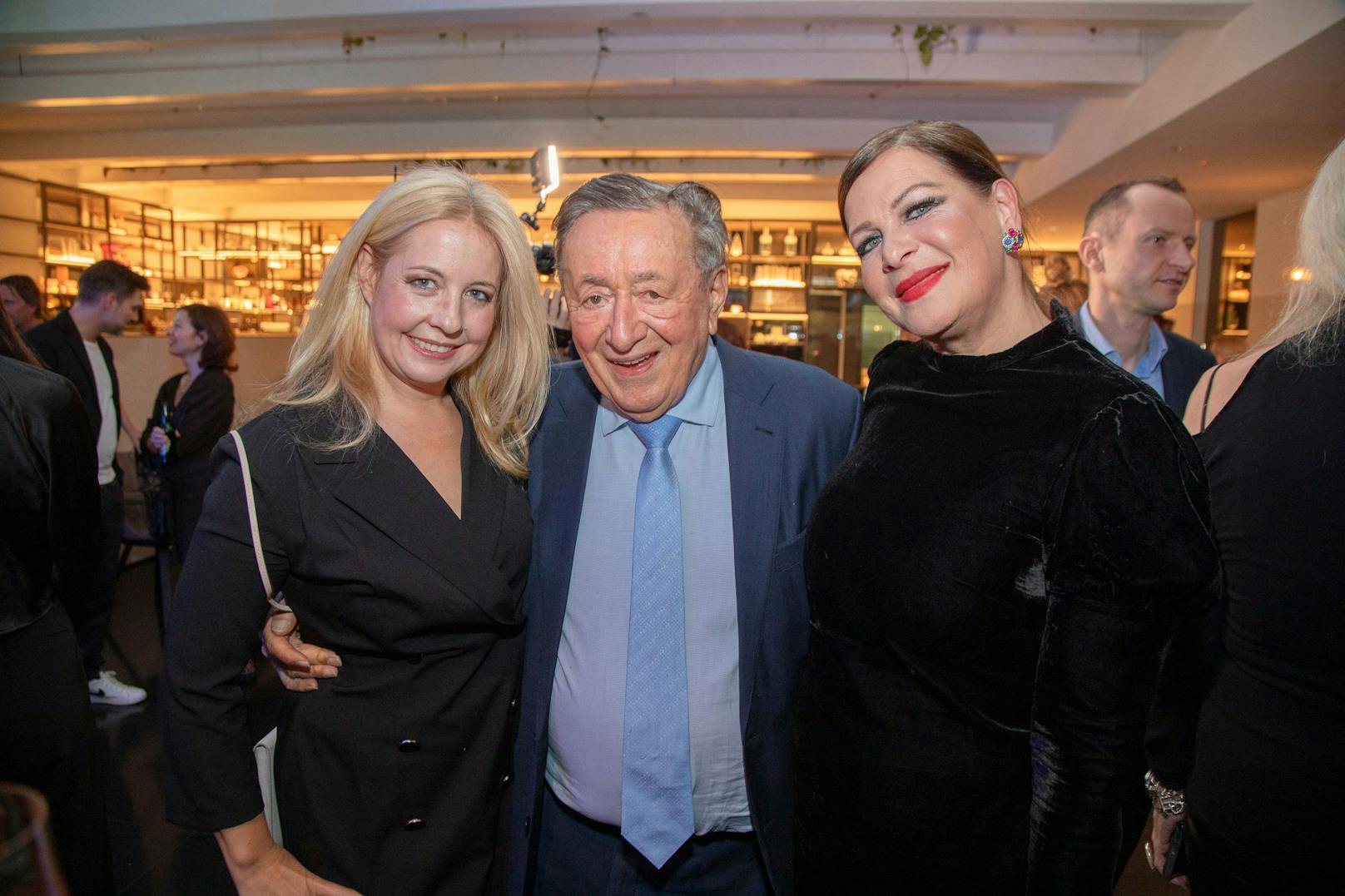 Hahn im Korb Richard Lugner mit Iva Schell und Natalia Ushakova