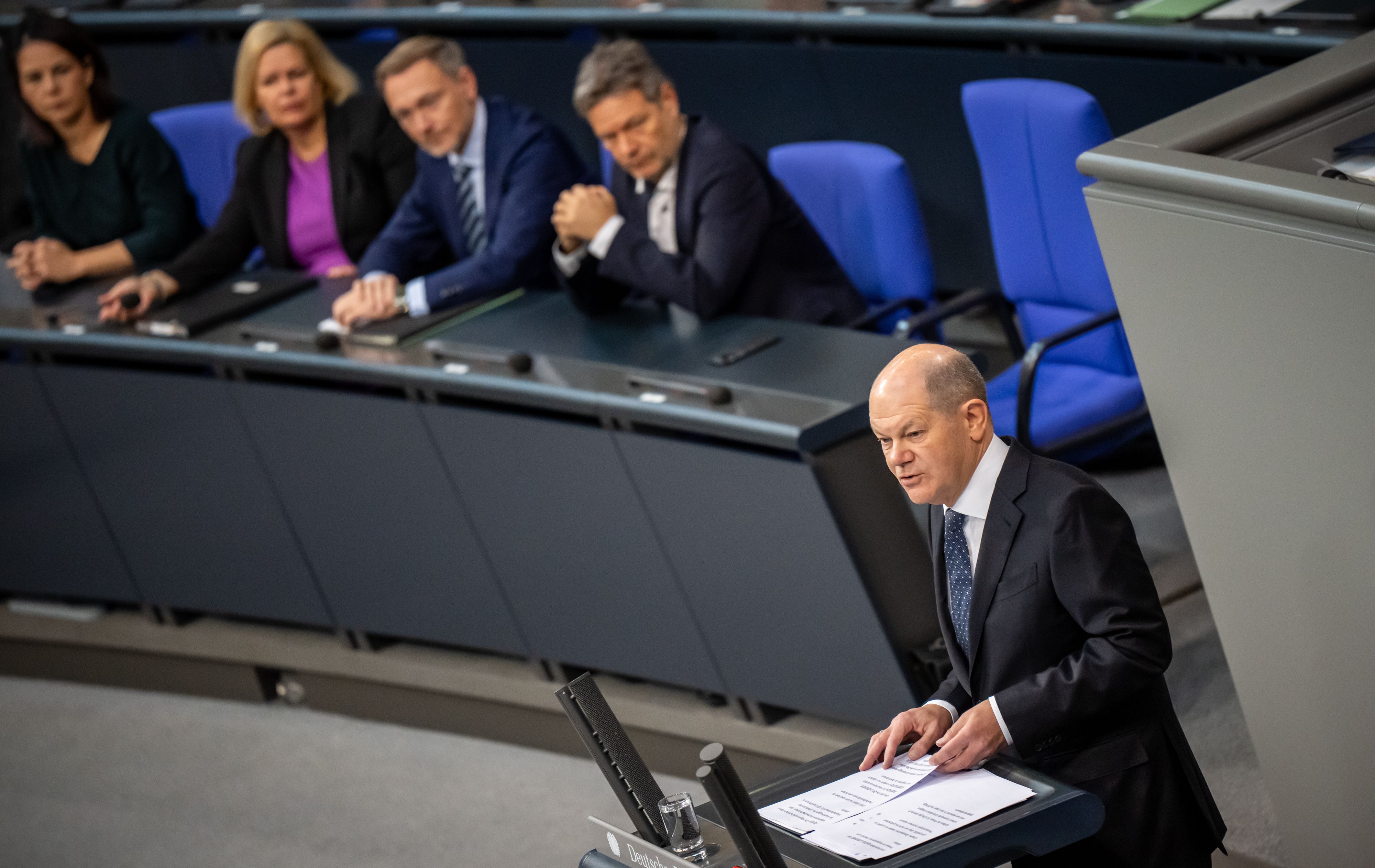 Kanzler Olaf Scholz im Bundestag, es lauschen Robert Habeck (Grüne), Christian Lindner (FDP), Nancy Faeser (SPD) und Annalena Baerbock (Grüne)