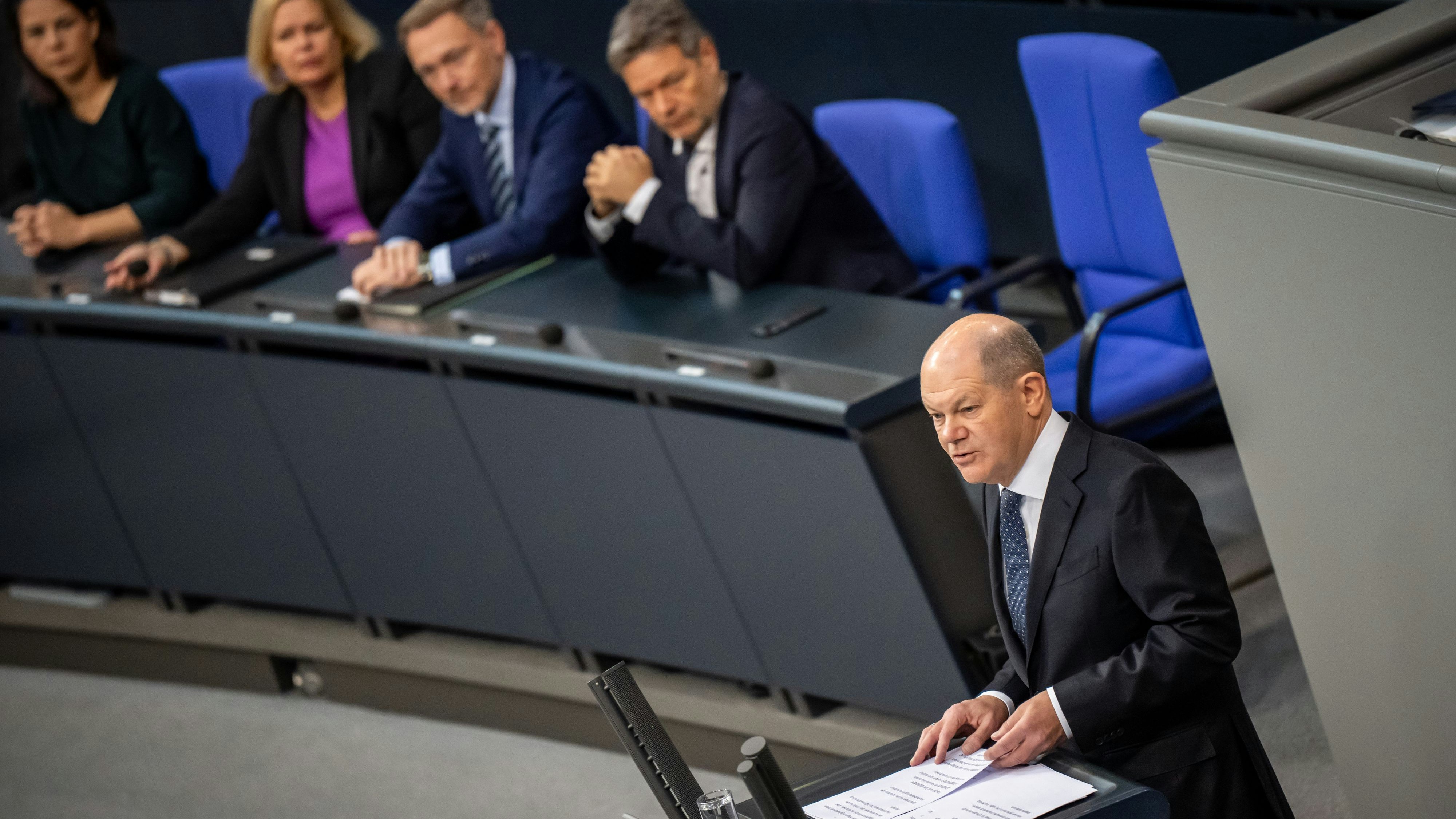 Kanzler Olaf Scholz im Bundestag, es lauschen Robert Habeck (Grüne), Christian Lindner (FDP), Nancy Faeser (SPD) und Annalena Baerbock (Grüne)