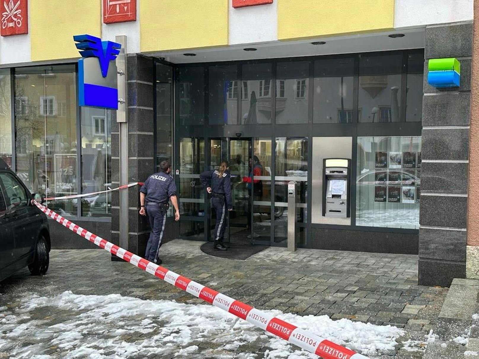 Ein maskierter Mann soll eine Bank in Kufstein überfallen haben und dann zu Fuß geflüchtet sein.