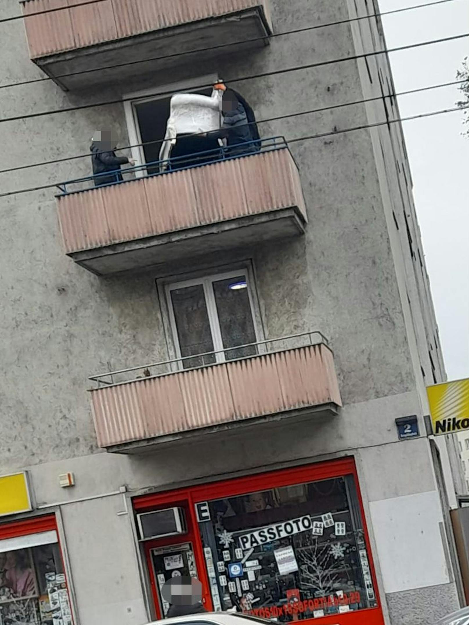 Gefährlich! Wiener seilen Sofa von Gemeindebau-Balkon