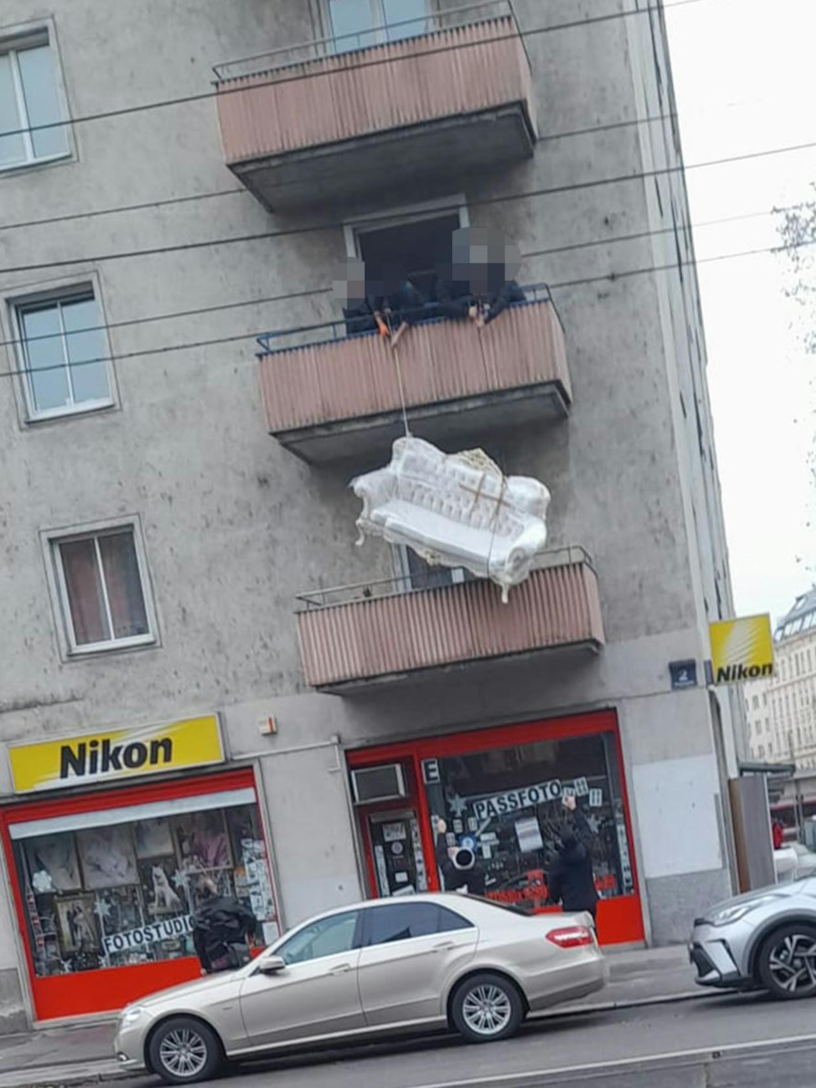 Gefährlich! Wiener seilen Sofa von Gemeindebau-Balkon