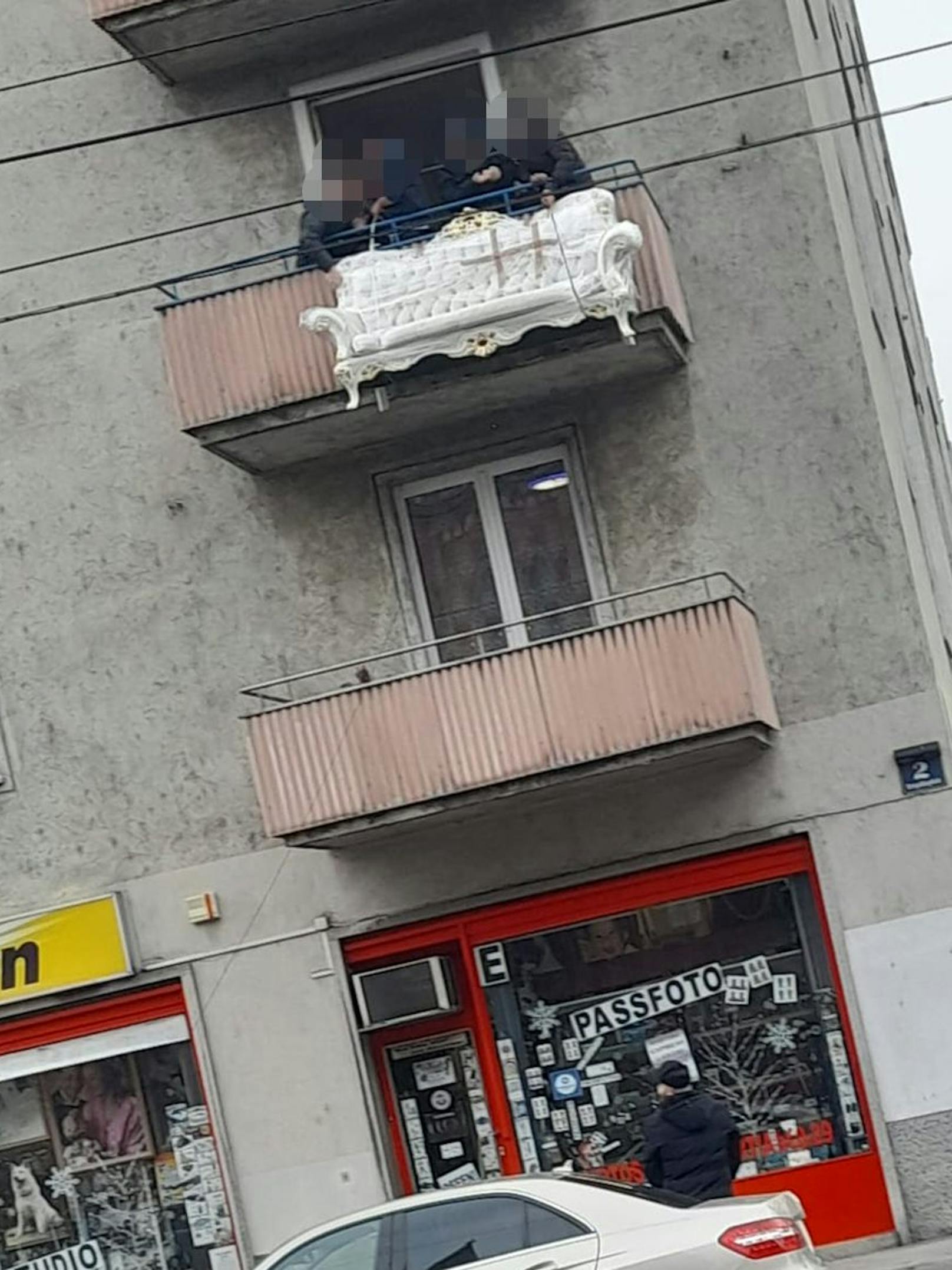 Gefährlich! Wiener seilen Sofa von Gemeindebau-Balkon