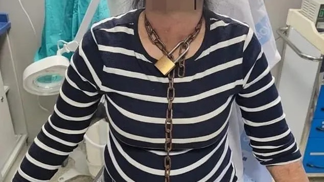 Noch mit den Eisenketten um den Hals konnte in Spanien eine Frau vor ihrem Entführer flüchten.