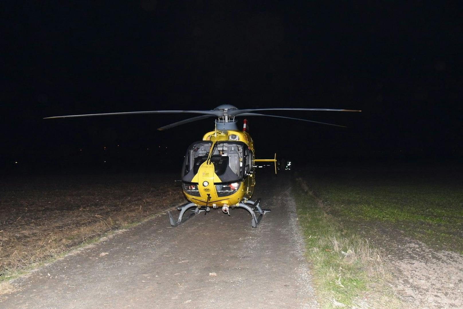 Sie wurde mit dem Rettungshubschrauber Christophorus 9 in das Landesklinikum Wiener Neustadt geflogen. 