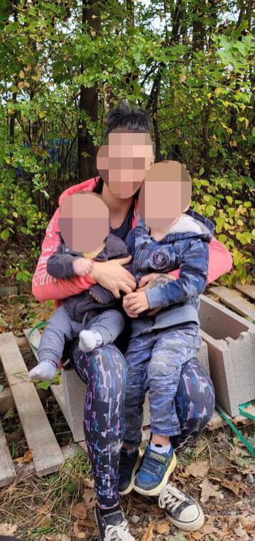 Die 26-jährige Christine J. mit ihren beiden Söhnen.