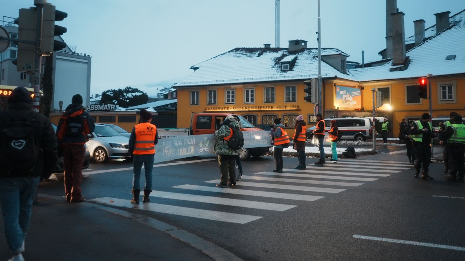 Am Dienstagmorgen kam es in Innsbruck zum erneuten Klima-Protest der "Letzten Generation Österreich" 