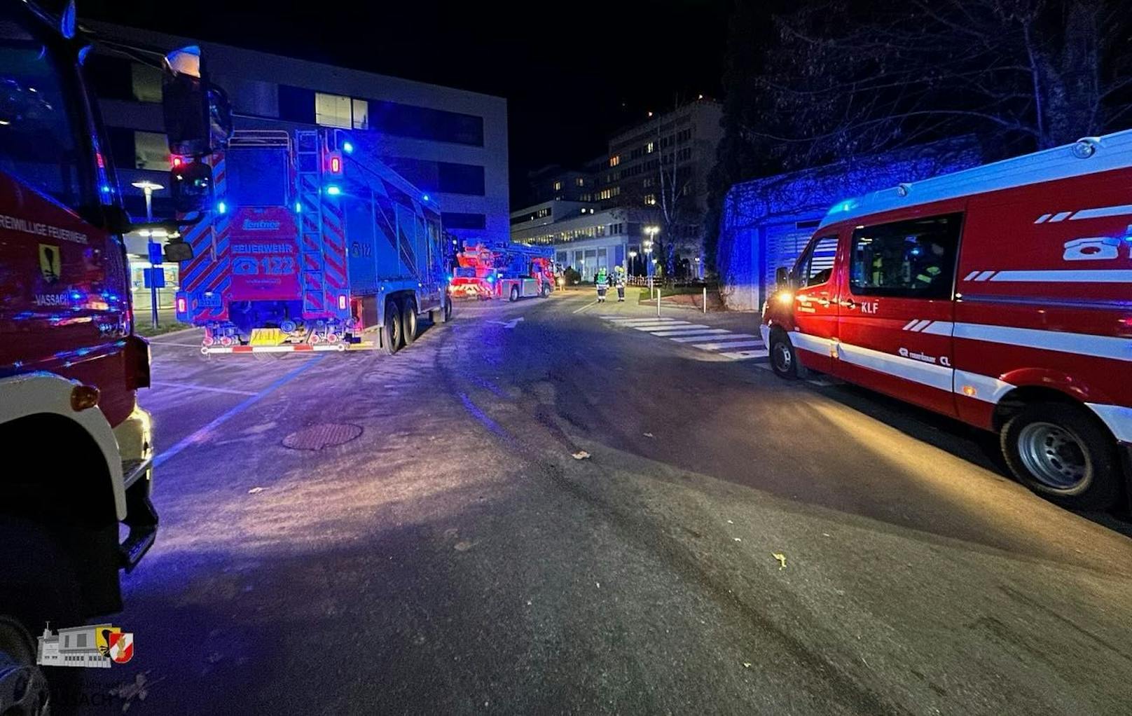 Bilder des Brandeinsatzes mehrerer Feuerwehren im LKH Villach am 26. November 2023.