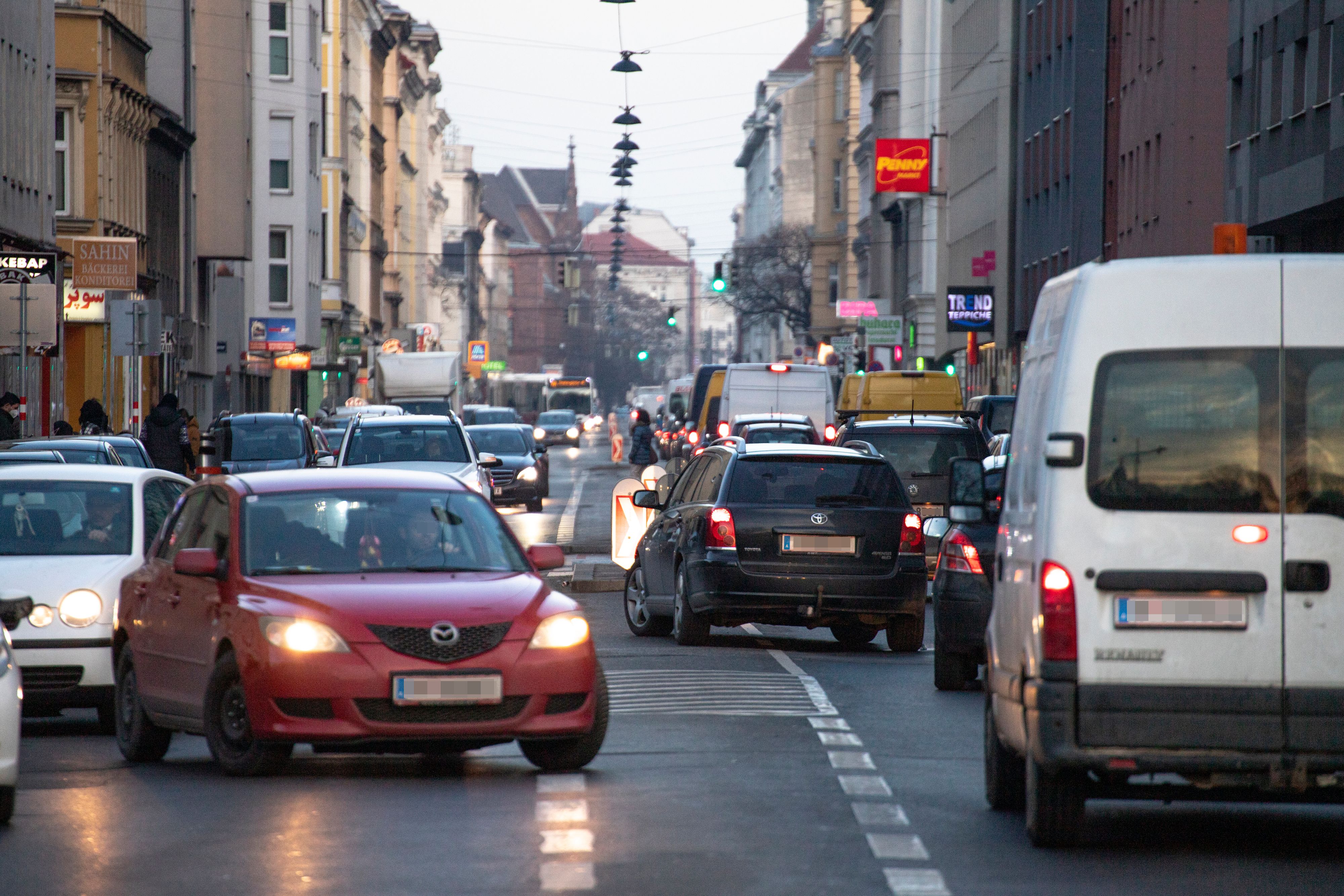 Autofahrer müssen am Samstag teils ordentliche Verzögerungen einplanen.