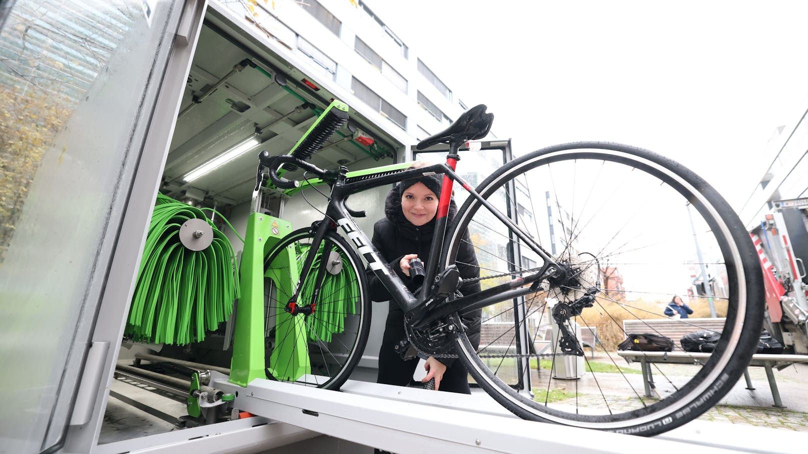 Sauber! "Heute" testete Wiens erste Fahrrad-Waschanlage