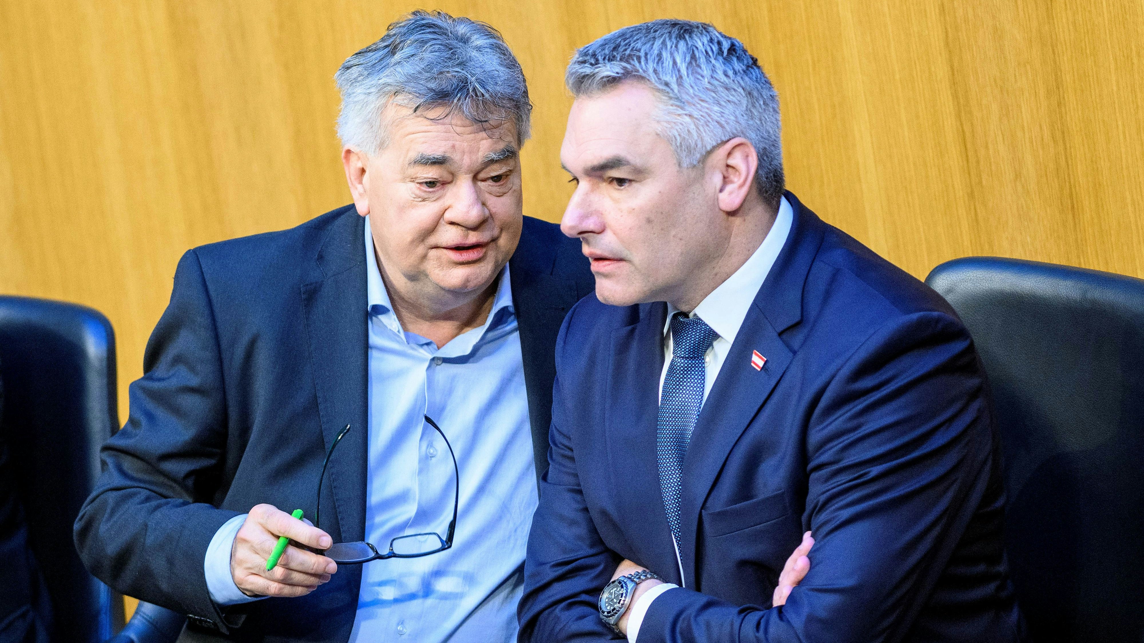 Download von www.picturedesk.com am 28.11.2023 (14:02).  WIEN, OESTERREICH - 21. NOVEMBER: Vizekanzler Werner Kogler (Gruene) und Bundeskanzler Karl Nehammer (OEVP) bei der 239. Sitzung des Nationalrats u.a. zu Budget 2024 u. Budgetbegleitgesetz im Parlament am 21. November, 2023 in Wien, Oesterreich.231121_SEPA_32_018 - 20231121_PD1934 - Rechteinfo: Rights Managed (RM)