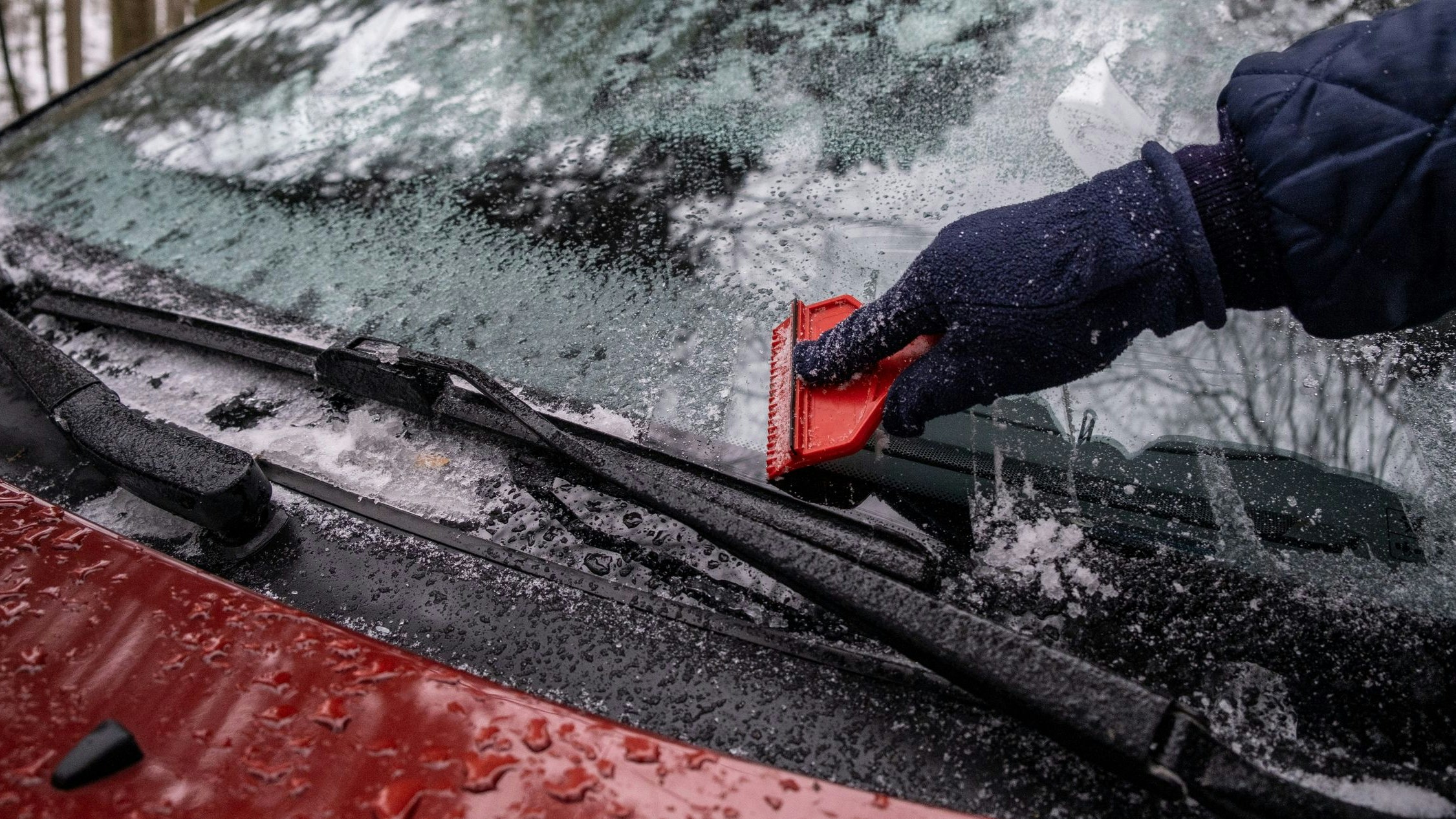 Ist die Windschutzscheibe zu, sollte man immer einen Eiskratzer verwenden.
