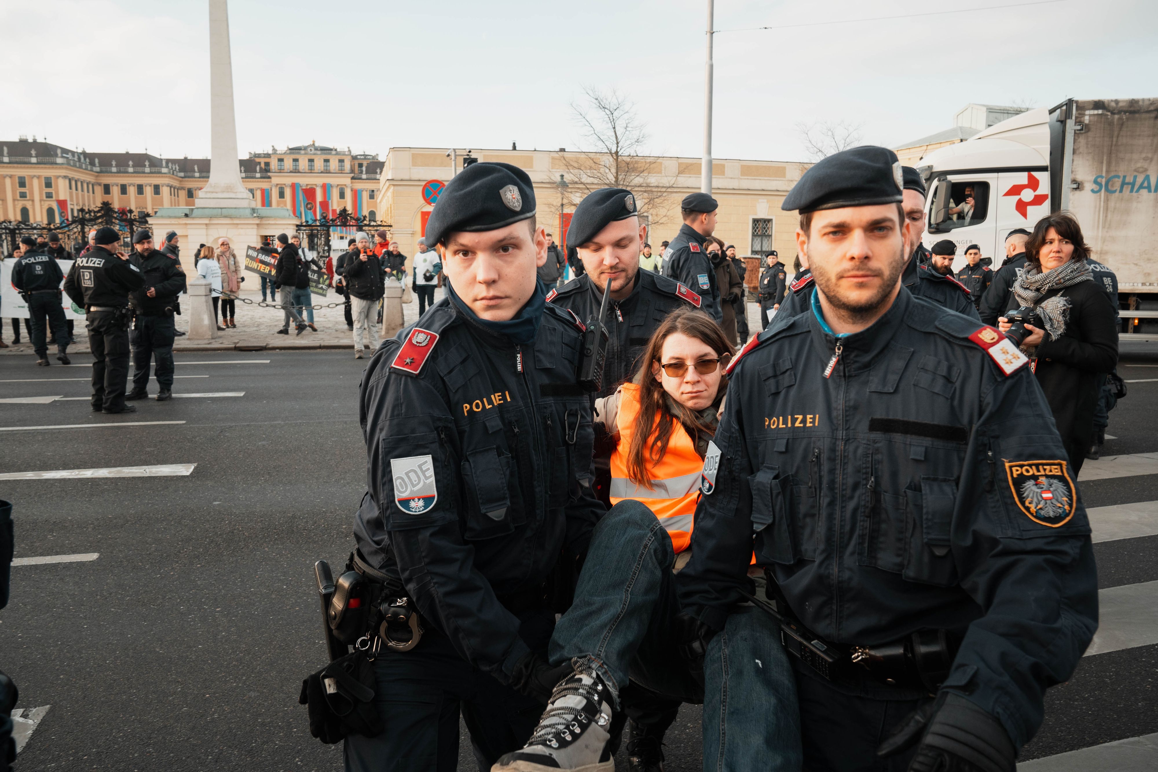 Martha Krumpeck nach einer Protest-Aktion vor dem Schloss Schönbrunn.
