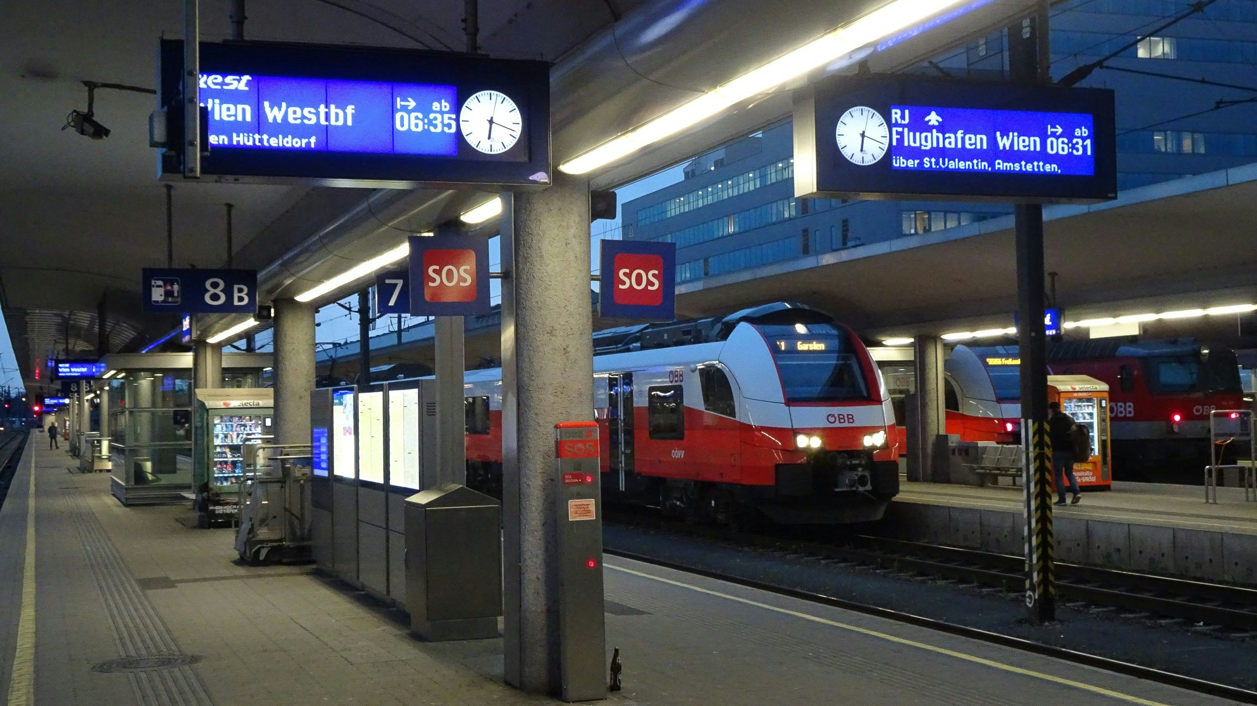 Um nach Steinschlägen oder Sturm schneller wieder den Betrieb einer Strecke aufnehmen zu können, setzen die ÖBB künftig auf die Hilfe von Drohnen.