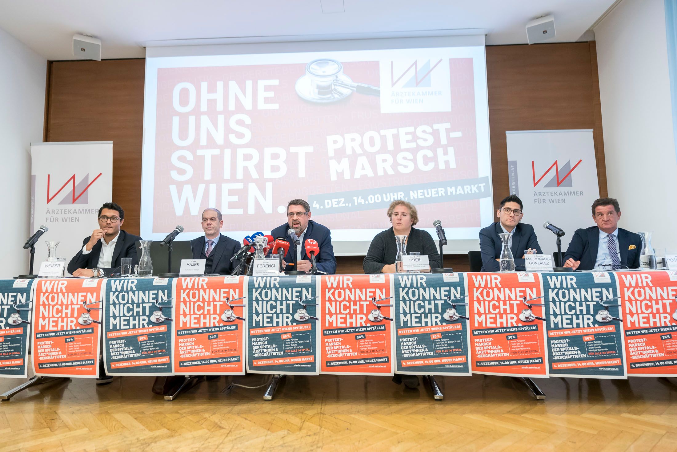 Meinungsforscher Peter Hajek (l.) und Wiens Ärztekammer-Vizepräsident Stefan Ferenci bei der Präsentation des Wiener Gesundheitsbarometer 2023. Am 4. Dezember findet ein Protestmarsch statt. 