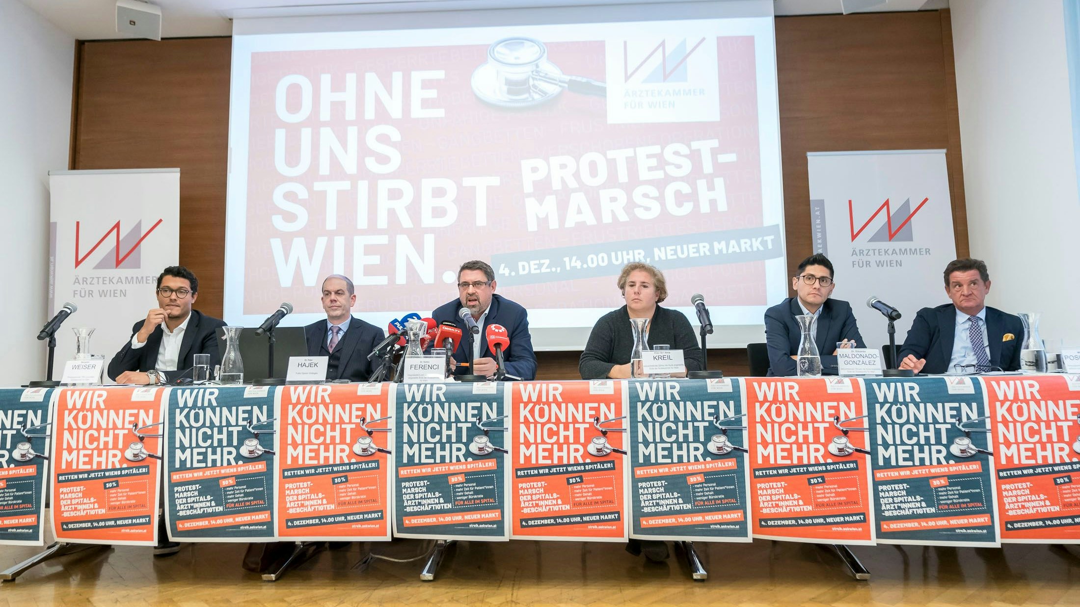 Meinungsforscher Peter Hajek (l.) und Wiens Ärztekammer-Vizepräsident Stefan Ferenci präsentierten am Dienstag den Wiener Gesundheitsbarometer 2023.