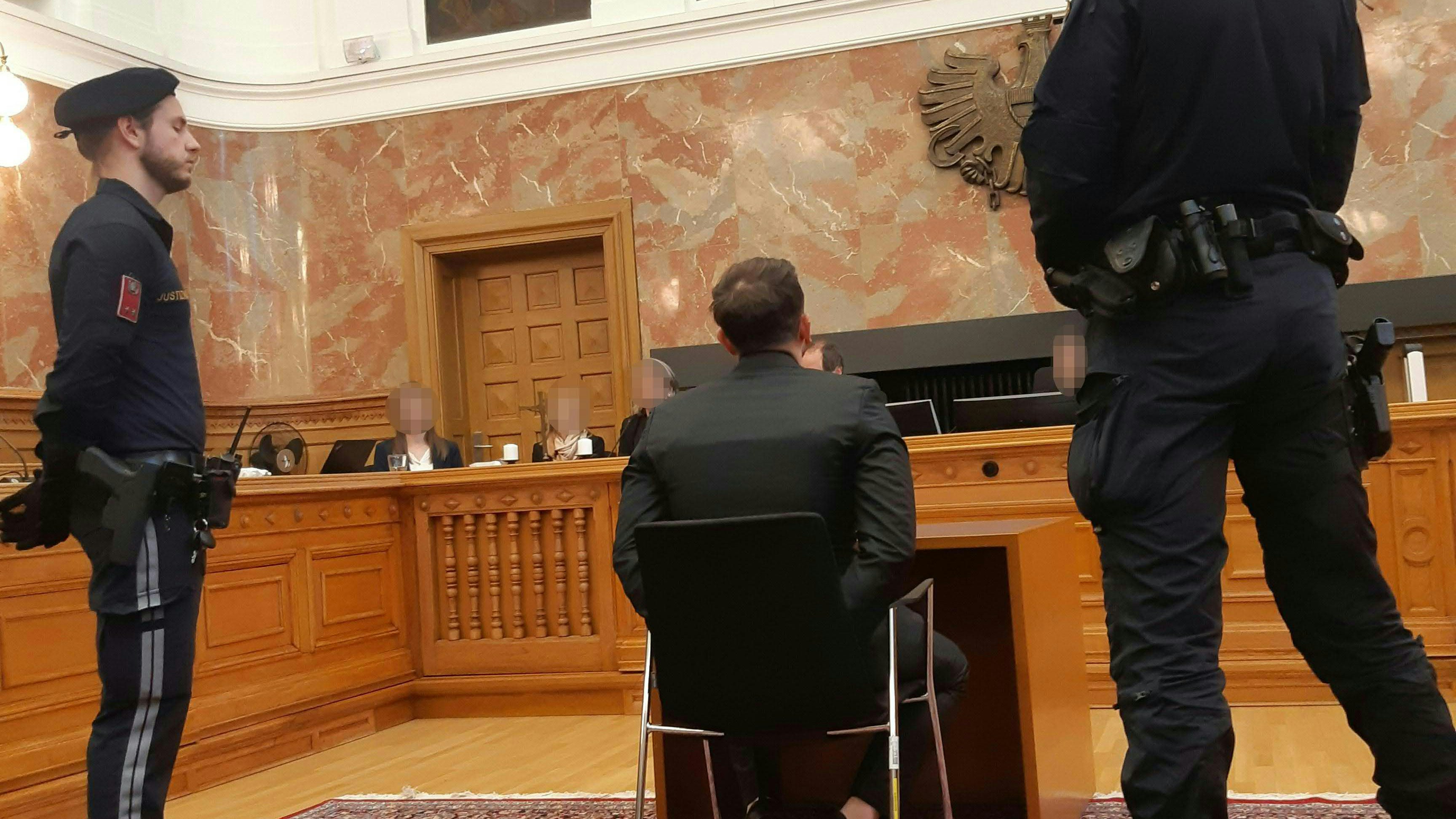 Zwei Brüder müssen sich am Landesgericht Salzburg wegen Raubes mit Todesfolge verantworten. 