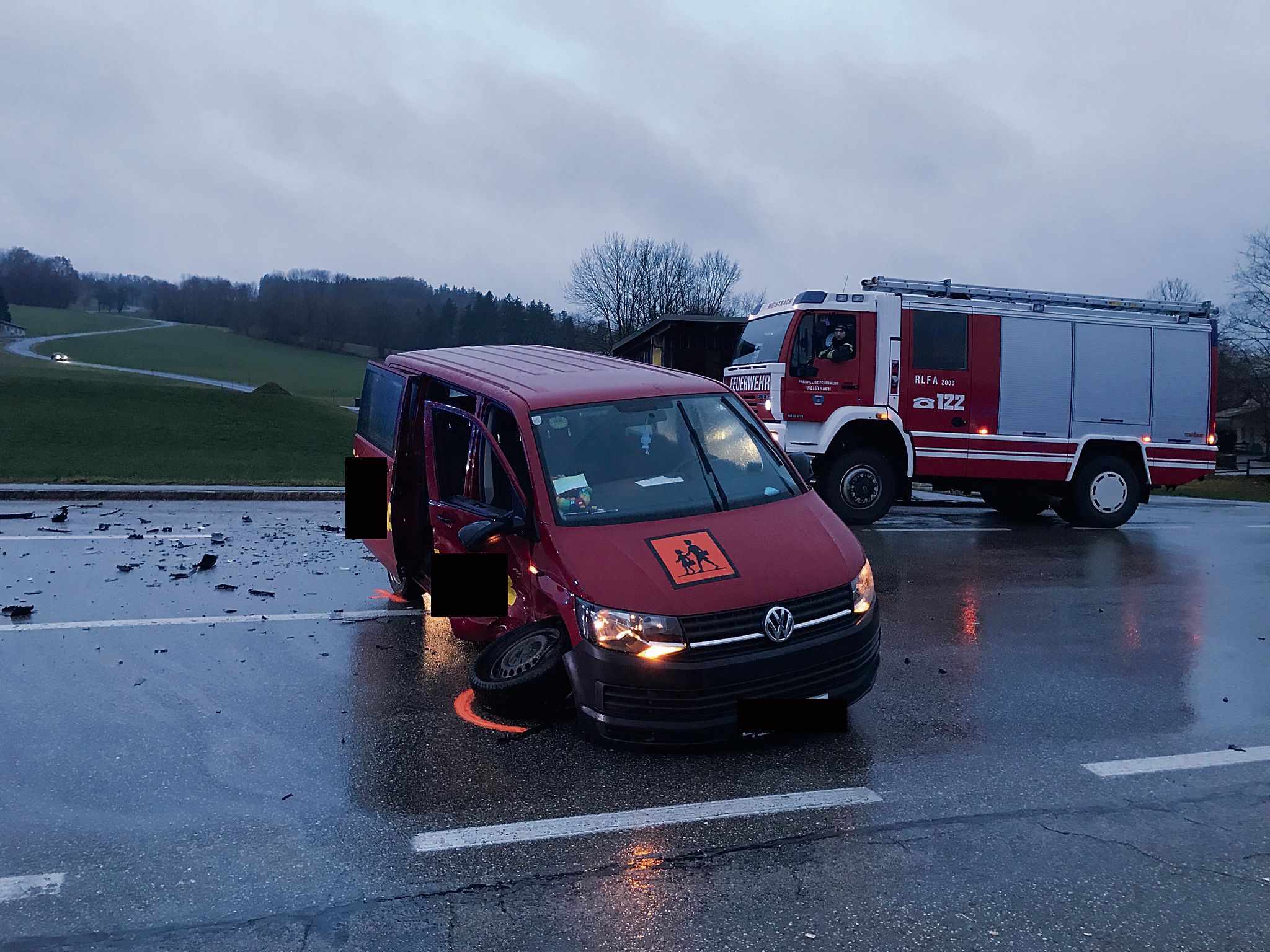 Insgesamt wurden bei dem Unfall sieben Personen, darunter fünf Kinder, verletzt.
