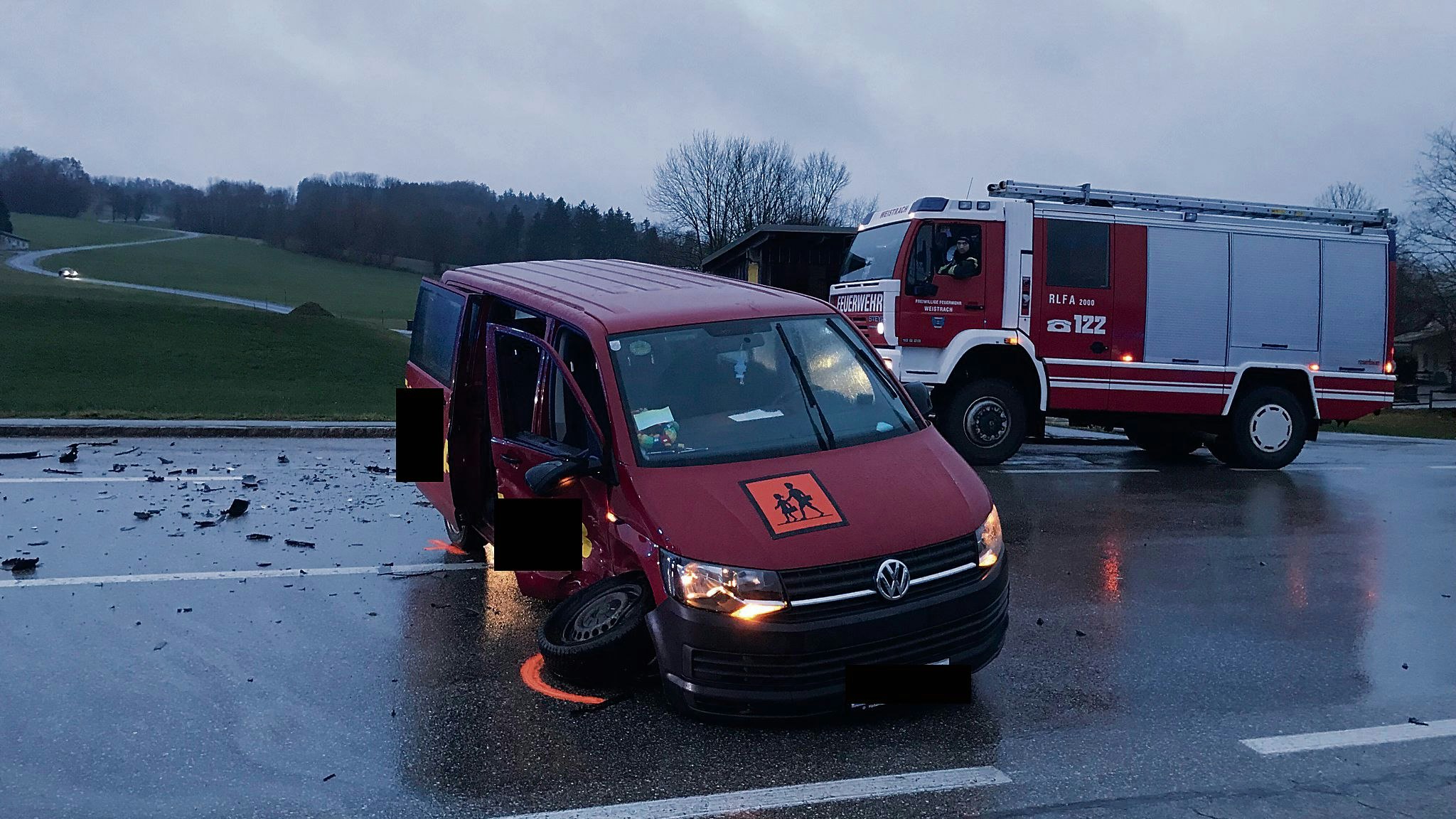 Insgesamt wurden bei dem Unfall sieben Personen, darunter fünf Kinder, verletzt.