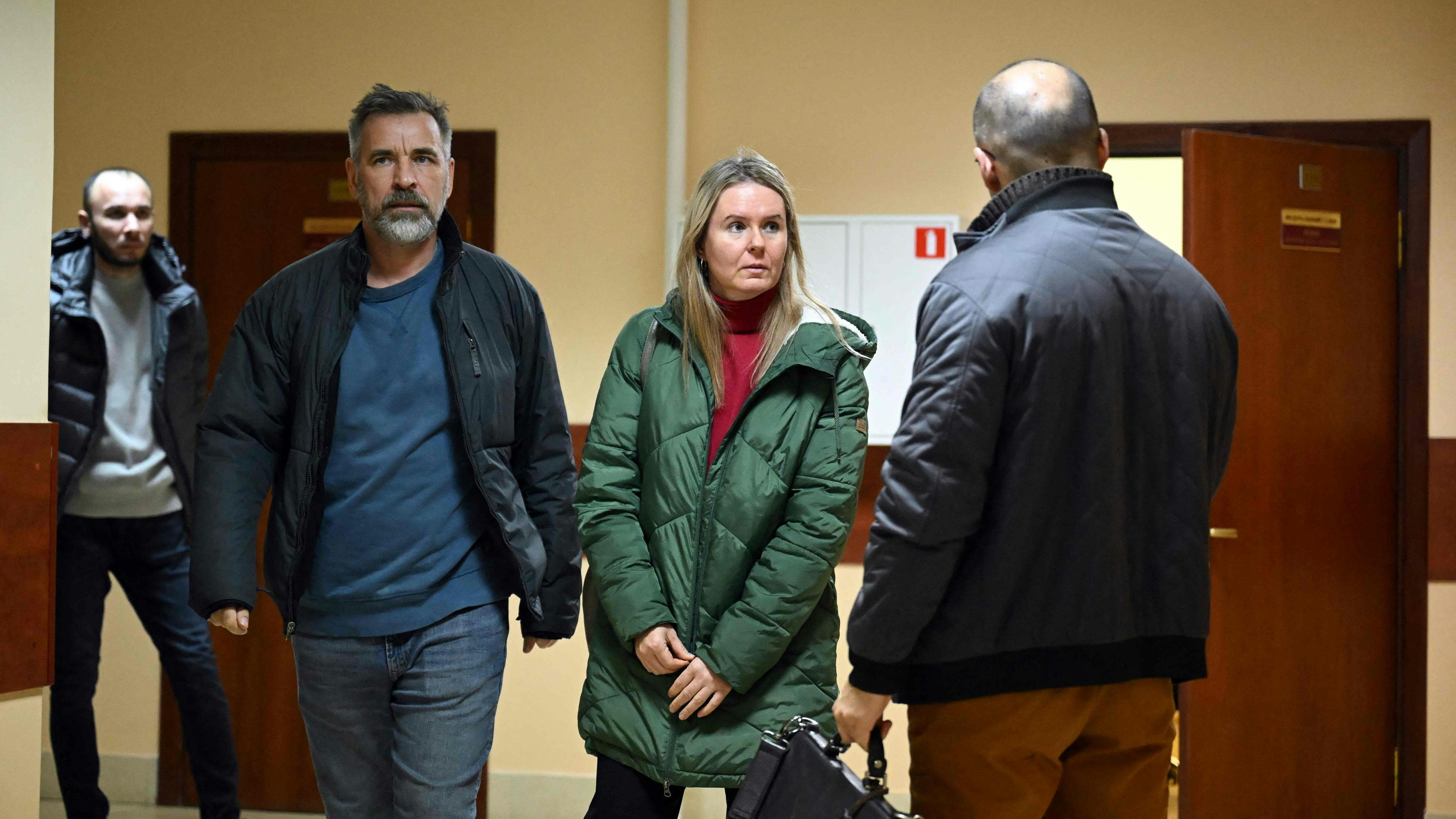 Die Eltern des 18-jährigen Aktivisten bei der Anhörung in Russland nahe Moskau. 