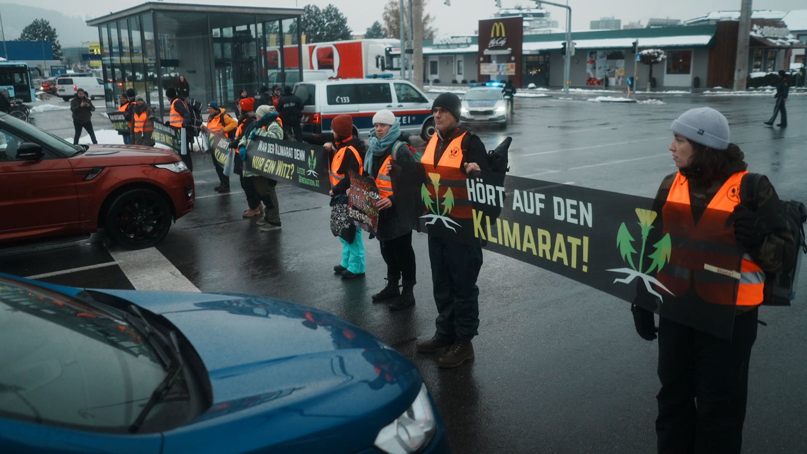 Am Dienstagmorgen kam es in Innsbruck zum erneuten Klima-Protest der "Letzten Generation Österreich" 