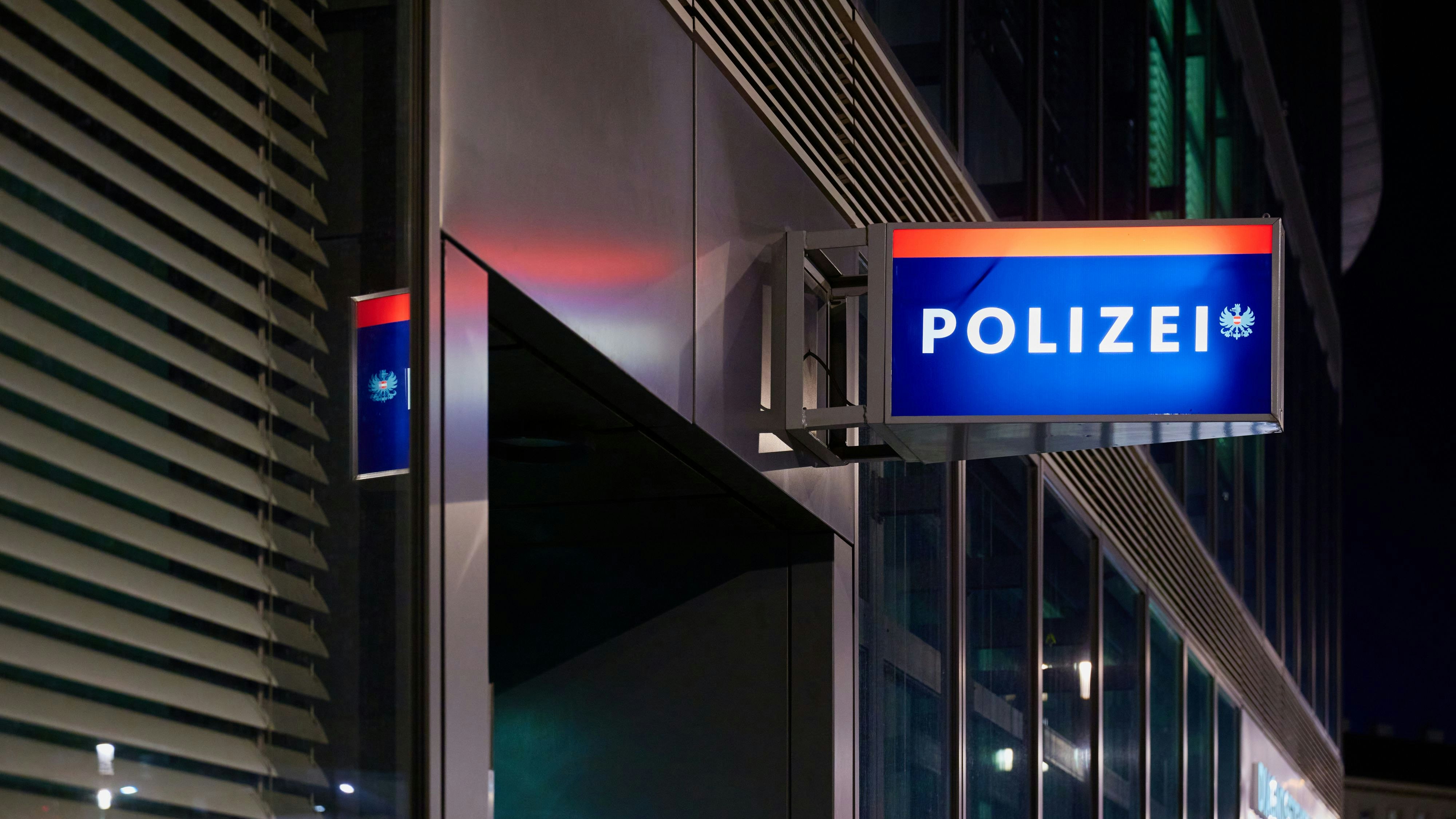 Die Polizisten sprachen gegen die Verdächtige ein Betretungs- und Annäherungsverbot sowie ein vorläufiges Waffenverbot aus (Symbolbild).