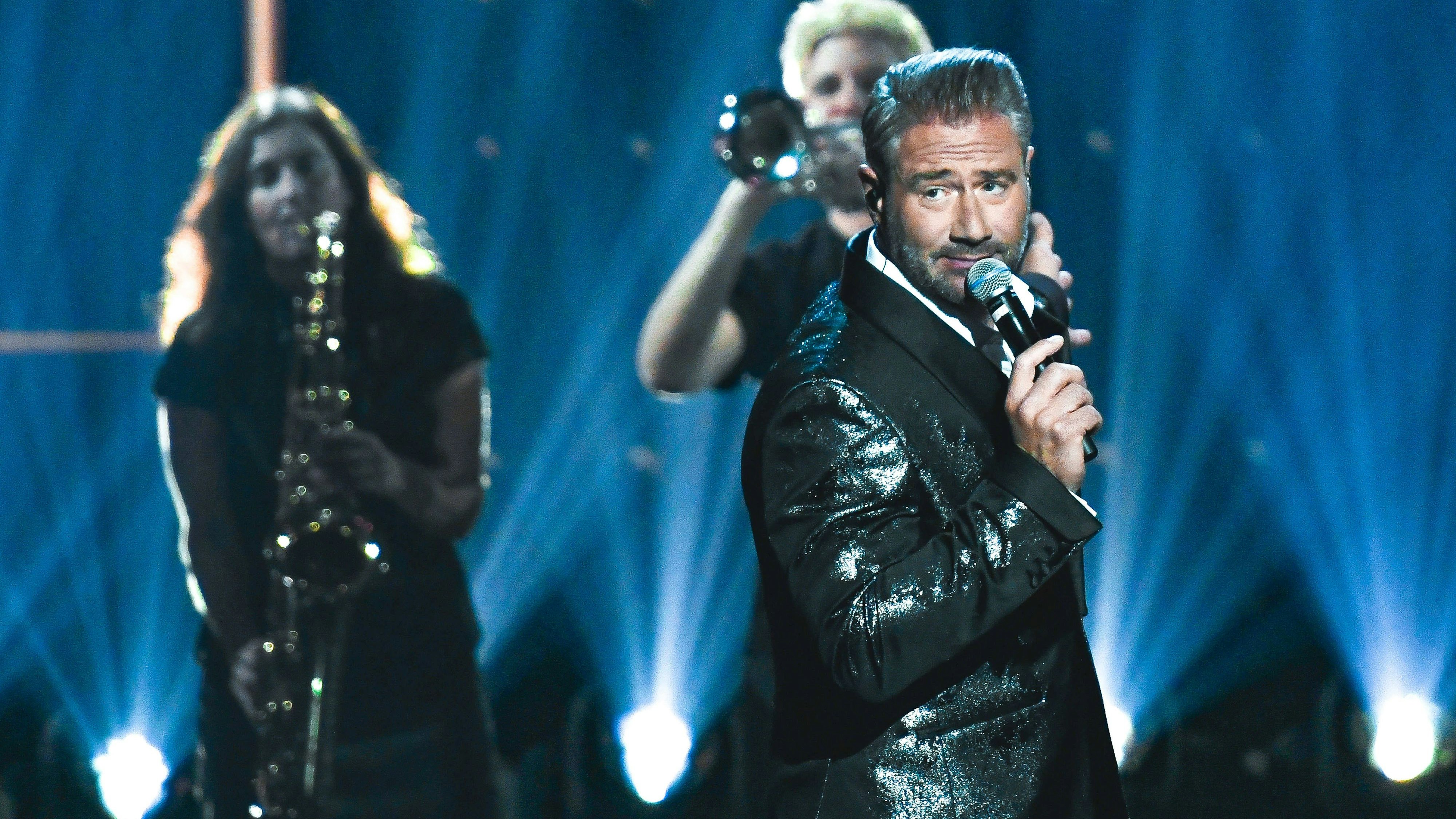 10.10.2023, xlakx, Entertainment Musik, Die Beatrice Egli Show emspor, v.l. Der Saenger Sasha buergerl.Sascha Schmitz steht bei der Aufzeichnung der Beatrice Egli Show in Berlin-Adlershof auf der Buehne. Die Sendung ist am 11. November 2023 im Ersten der ARD zu sehen. Berlin Adlershof *** 10 10 2023, xlakx, Entertainment Music, The Beatrice Egli Show emspor, v l The singer Sasha buergerl Sascha Schmitz is on stage at the recording of the Beatrice Egli Show in Berlin Adlershof The show can be seen on November 11, 2023 on ARD First Berlin Adlershof