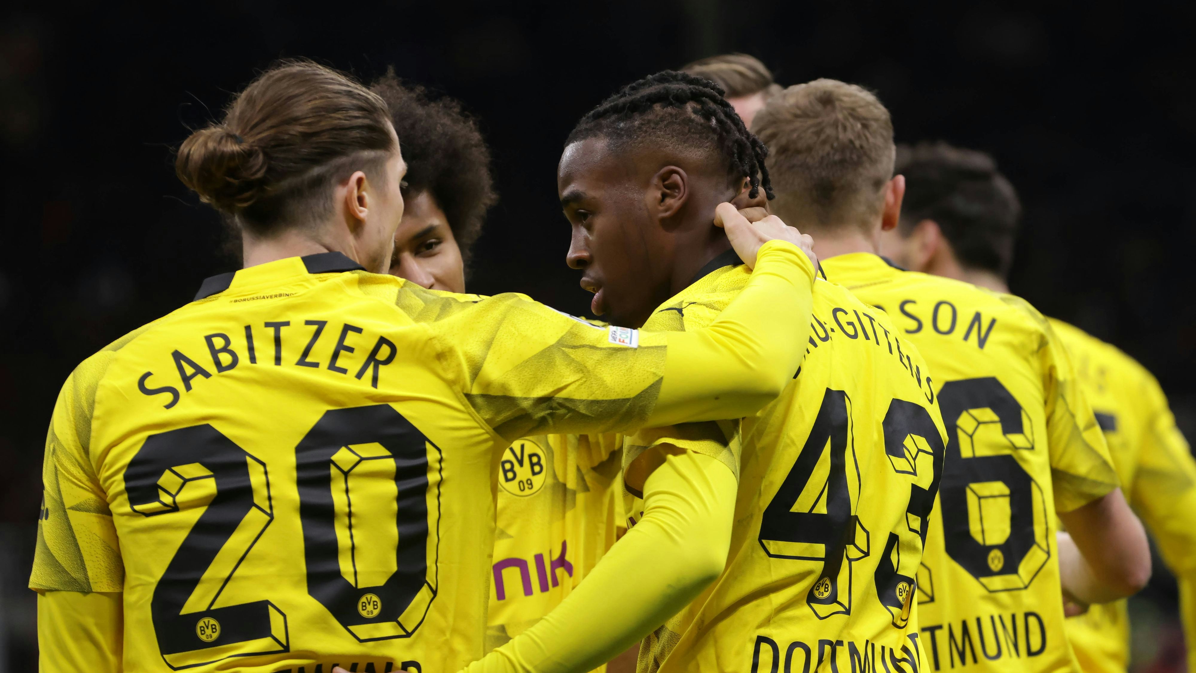 Borussia Dortmund bejubelt den Sieg in Mailand. 