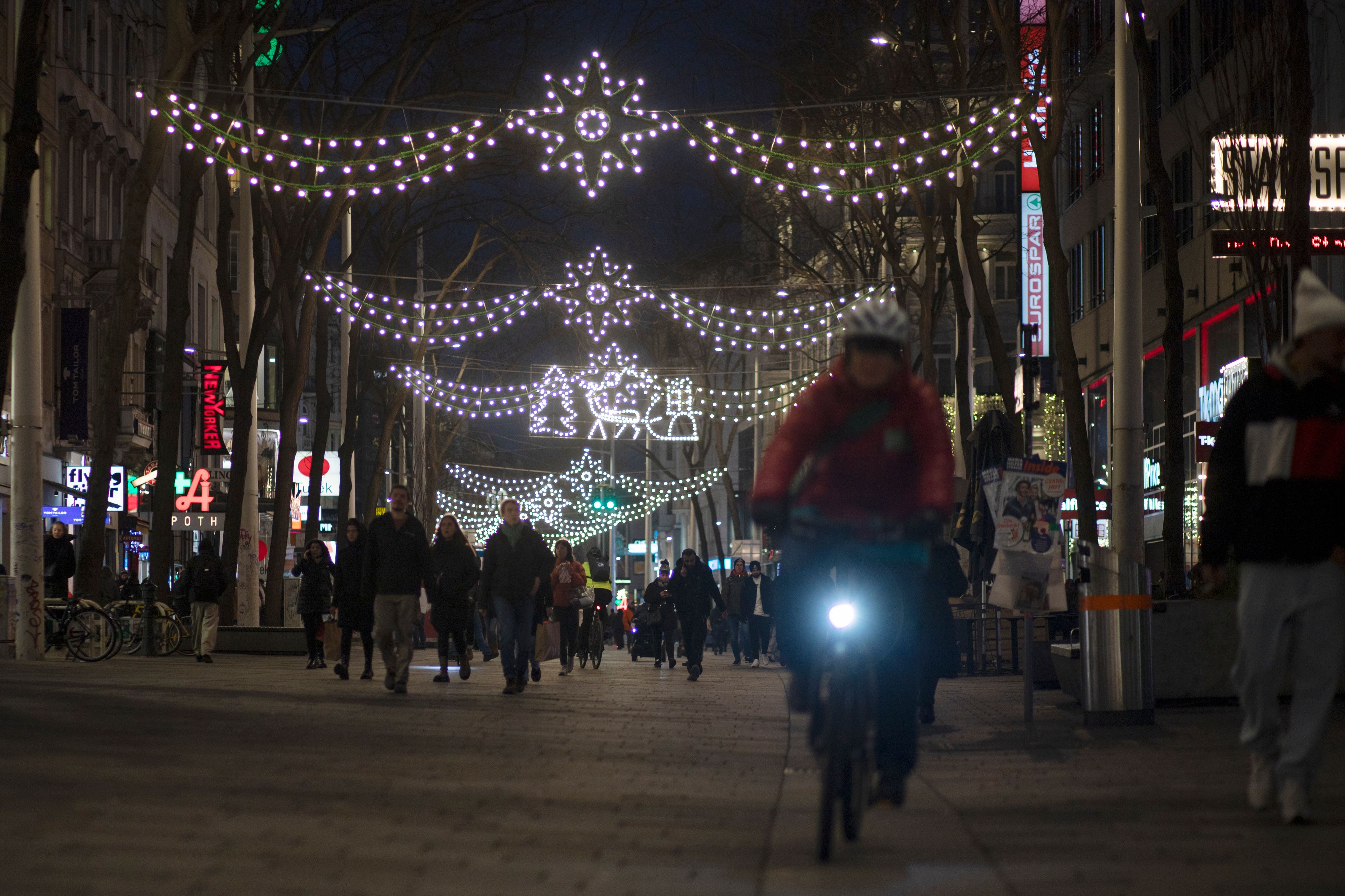 Am den Dezembersamstagen dürfen in der Inneren Mariahilfer Straße keine Fahrräder fahren.