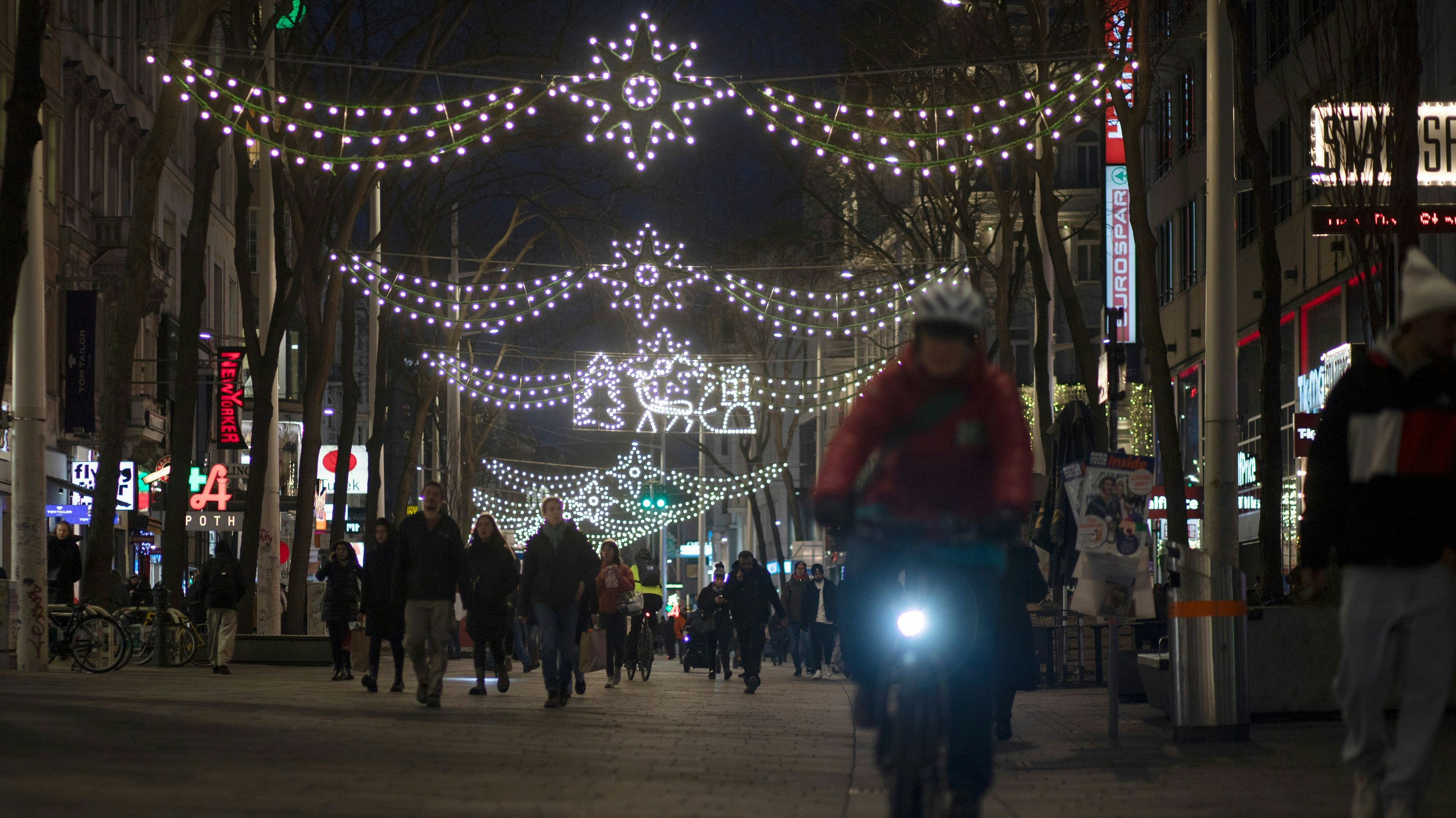 Download von www.picturedesk.com am 28.11.2023 (10:28).  AUSTRIA; VIENNA; 20221129; Cyclist rides along Mariahilfer Strasse, known as a shopping street, decorated with Christmas street lights in Vienna, Austria, November 29, 2022. /// AUSTRIA; VIENNA; 20221129; Radfahrer fährt durch die mit weihnachstlicher Strassebeleuchtung dekorierter als Einkaufstrasse bekannter Mariahilfer Strasse in Wien am 29. November 2022.  _ - 20221129_PD20023 - Rechteinfo: Rights Managed (RM)