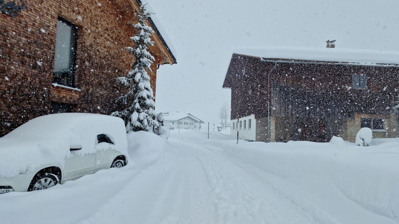 Der Winterdienst ist mit Schneeräumern und Schneefräsern im Dauereinsatz, um die Straßen befahrbar zu halten.