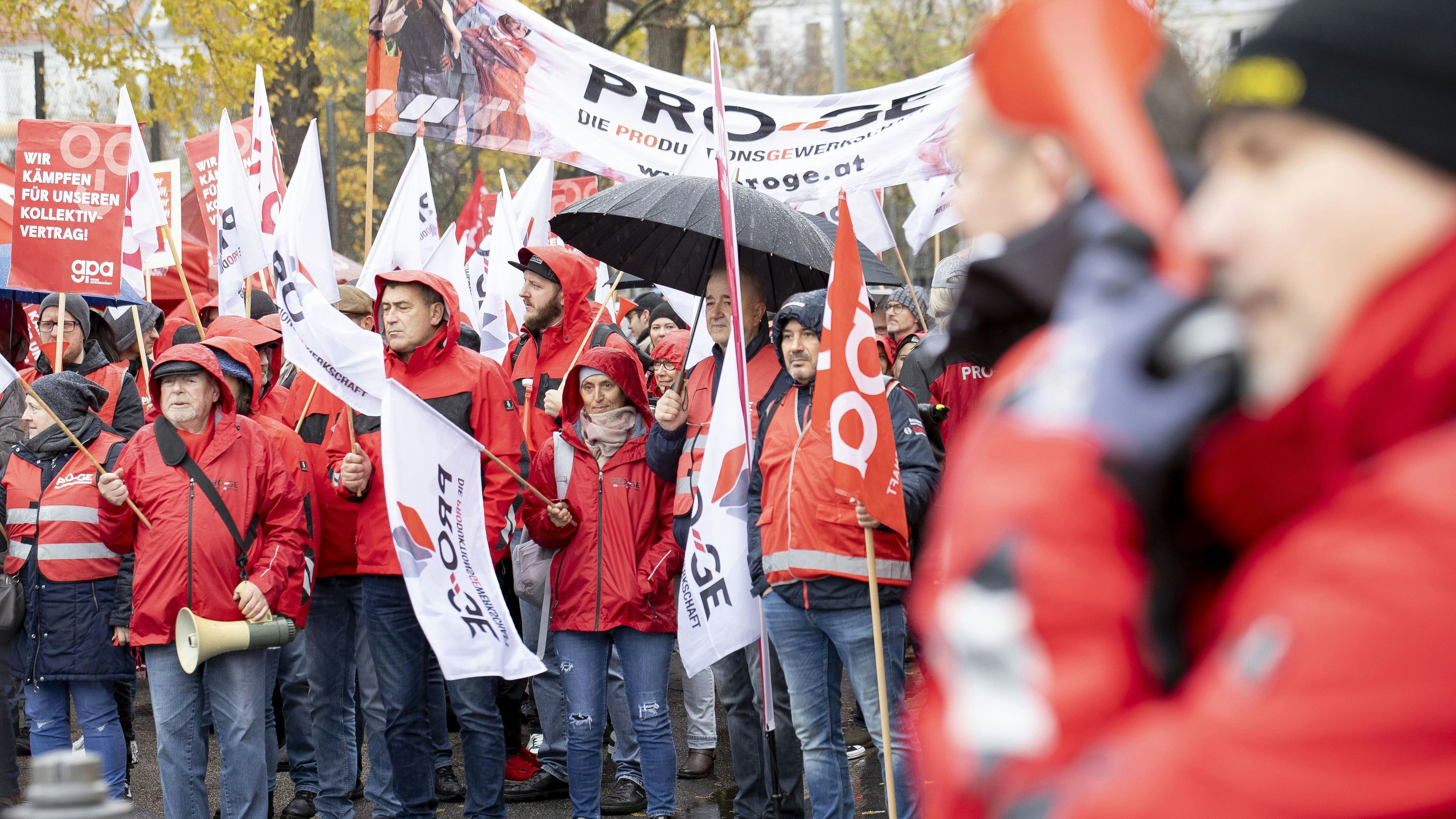 Die Metaller befinden sich derzeit in einer zweiten Warnstreikwelle.