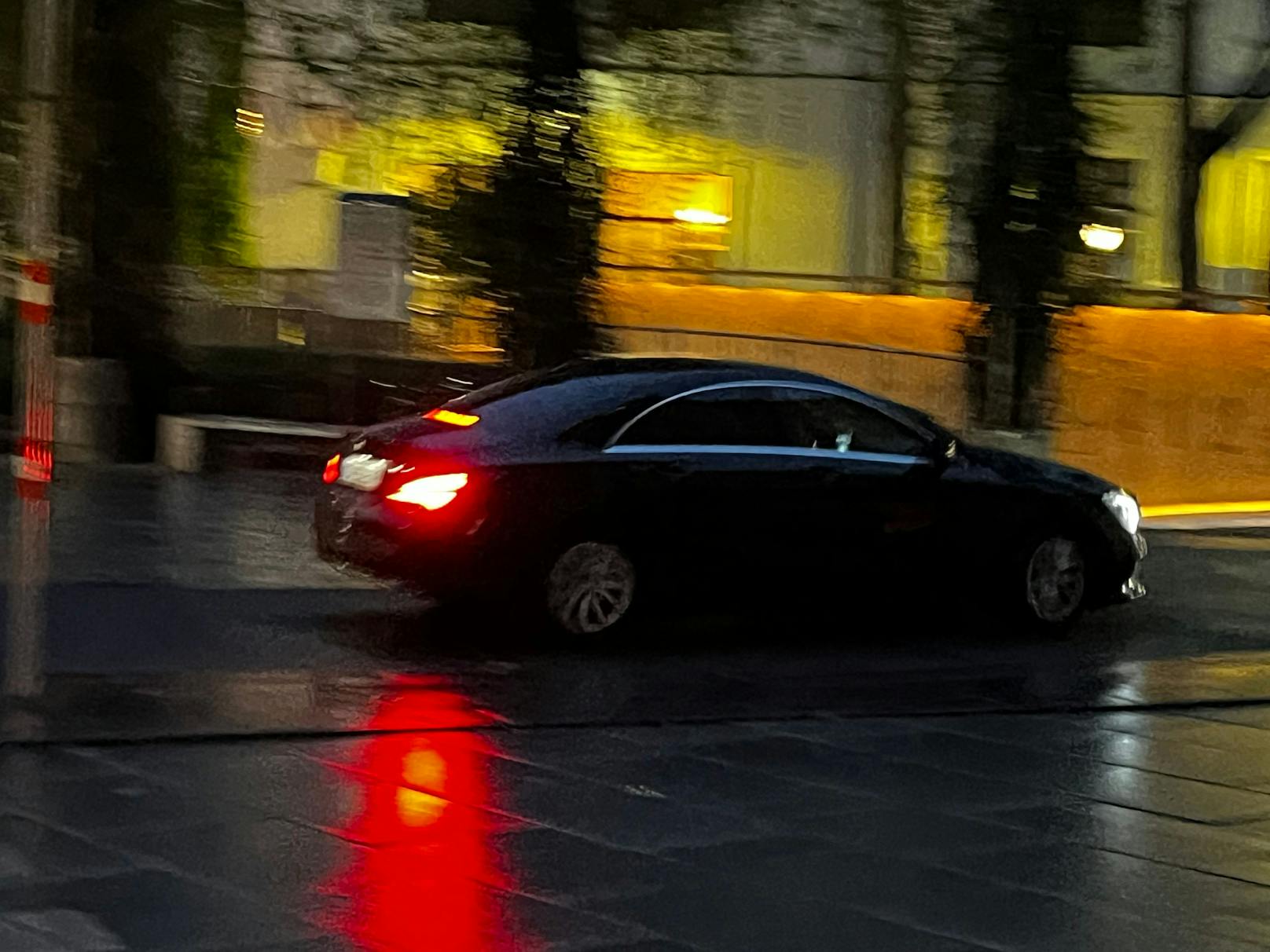 Eine schwarze Limousine vor der Signa-Zweigstelle in Wien. 