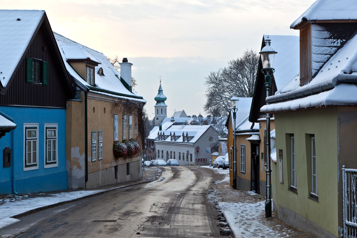 Eine Luftmassengrenze sorgt für Eisregen im Norden Österreichs. Von Oberösterreich bis Wien drohen gefährliche Straßenverhältnisse.