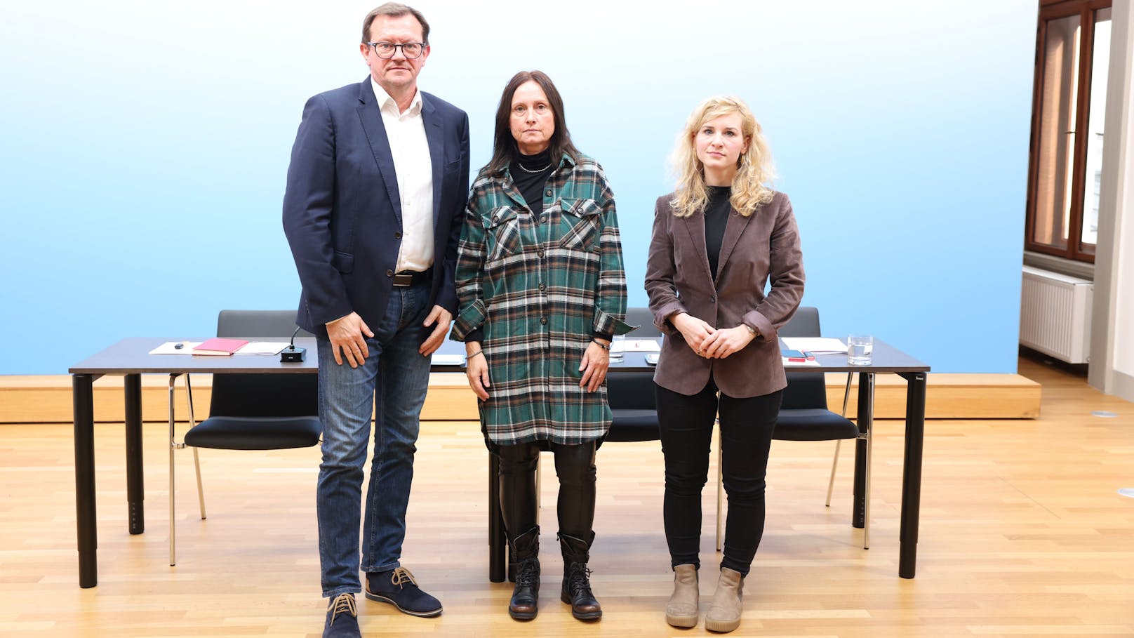 Manuela Hitz (M.) mit SPÖ-Volksanwaltschaftssprecher Rudolf Silvan und der stellvertretenden SPÖ-Klubvorsitzenden Eva-Maria Holzleitner