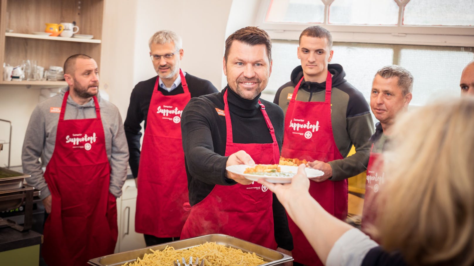 Geschäftsführer Markus Katzer half auch mit.