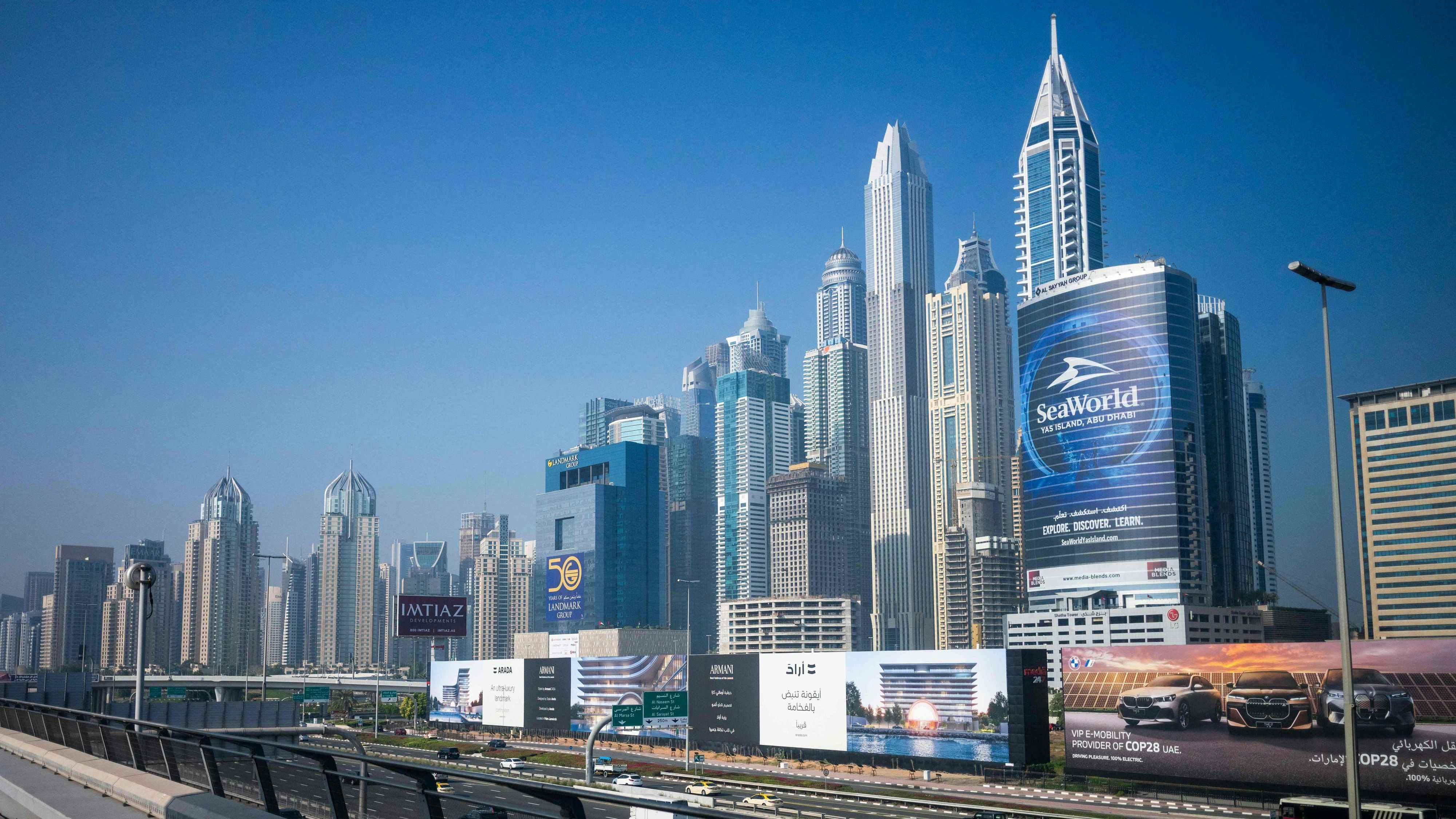 Download von www.picturedesk.com am 29.11.2023 (11:10).  Motorists drive along a street in Dubai on November 289 2023, ahead of the COP28 United Nations climate summit. The central focus of the November 30 to December 12 COP28 talks will be a damning stocktaking of the world's limited progress on cutting greenhouse gas emissions. (Photo by Jewel SAMAD / AFP) - 20231129_PD0637 - Rechteinfo: Rights Managed (RM) Nur für redaktionelle Nutzung! Werbliche Nutzung erfordert Freigabe: bitte schicken Sie uns eine Anfrage.