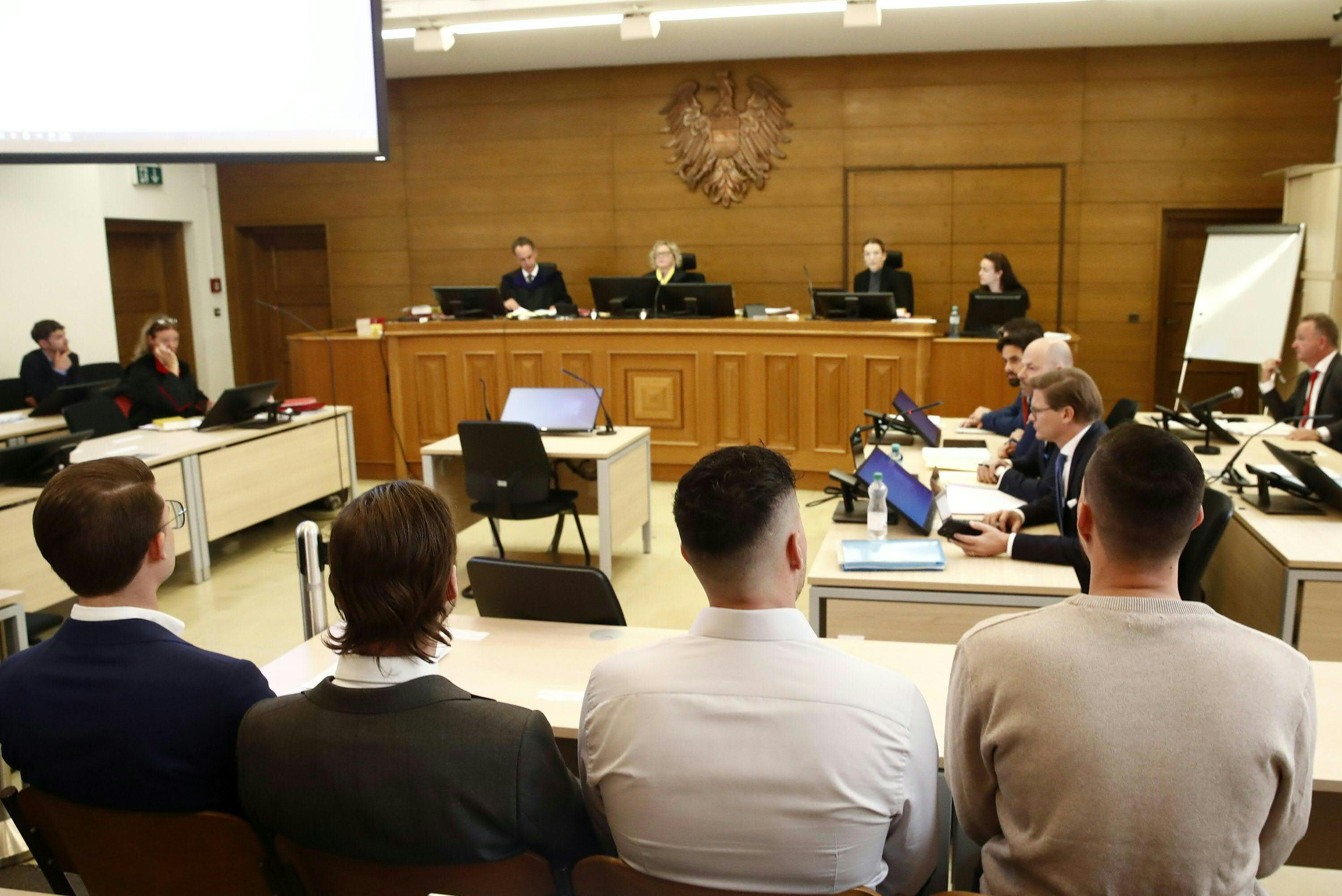 Der angeklagte Promisohn steht nun ebenfalls mit den acht anderen Angeklagten in Klagenfurt vor Gericht.