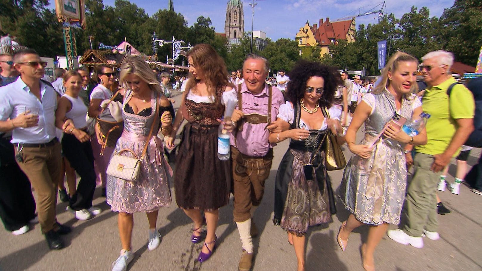 Den Start der Show macht der Besuch auf der "Wiesn" in München