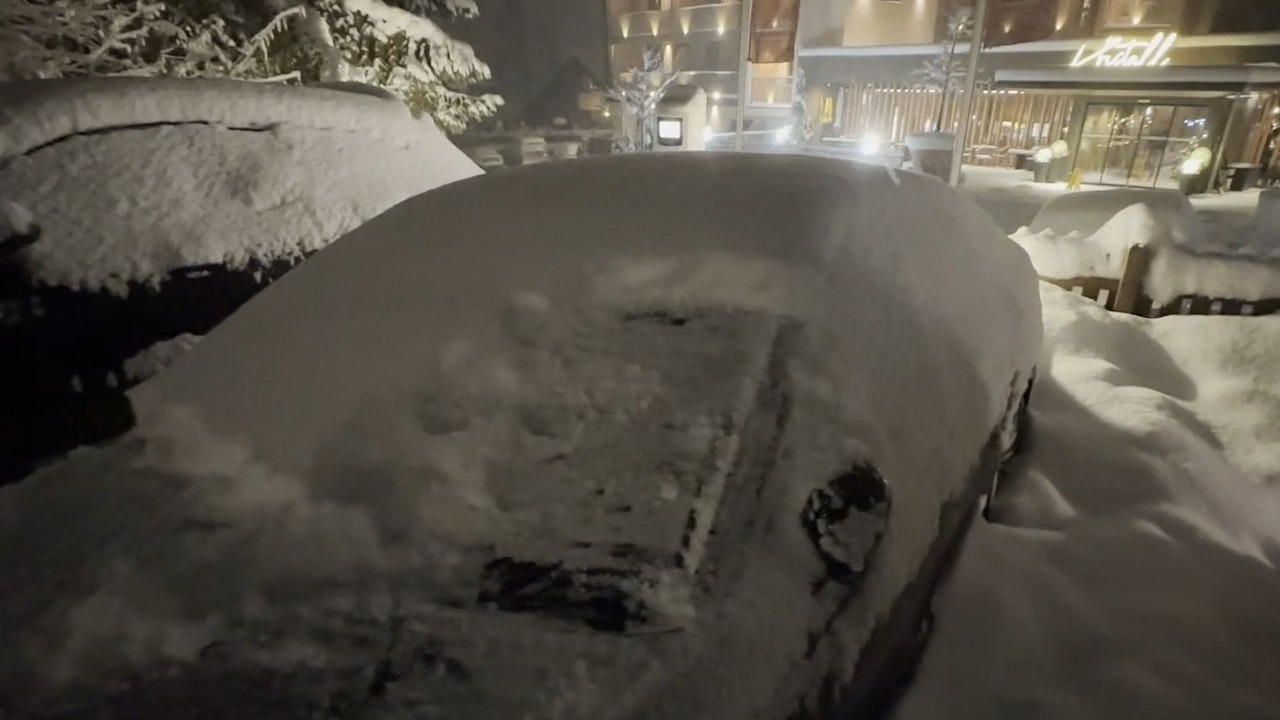 Heute.at - Winter-Wahnsinn! Autos sind kaum vom Schnee zu befreien