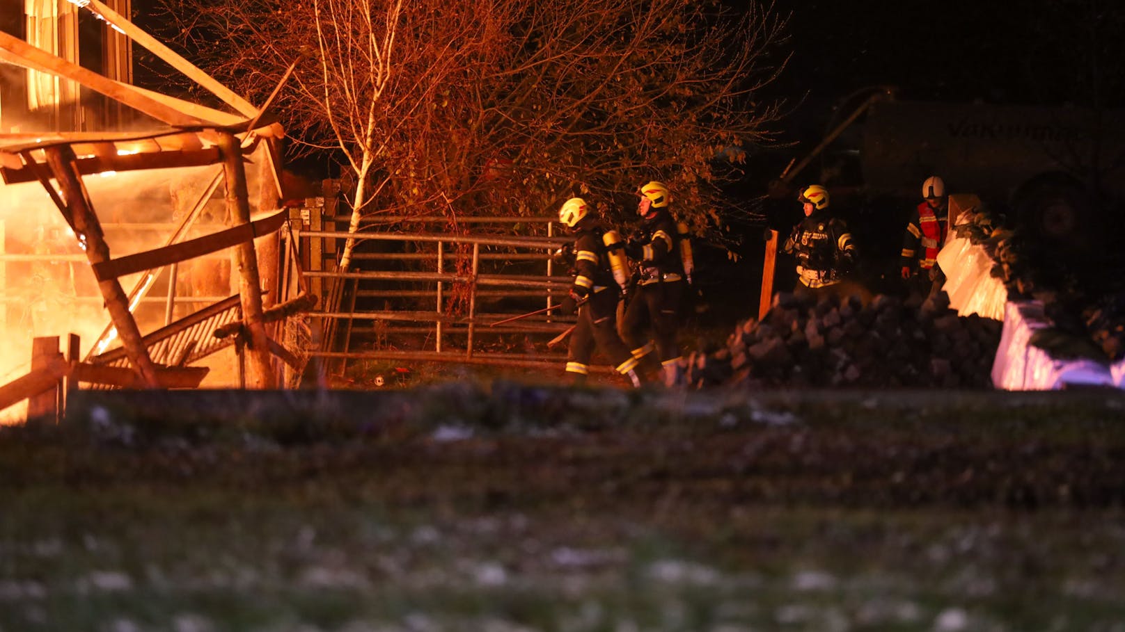 Elf Feuerwehren stehen zur Stunde bei einem Großbrand eines Stalls in Kematen an der Krems (Bezirk Linz-Land) im Einsatz. Im Stall befanden sich etwa 80 Stiere, ein Teil konnte ins Freie gebracht werden.