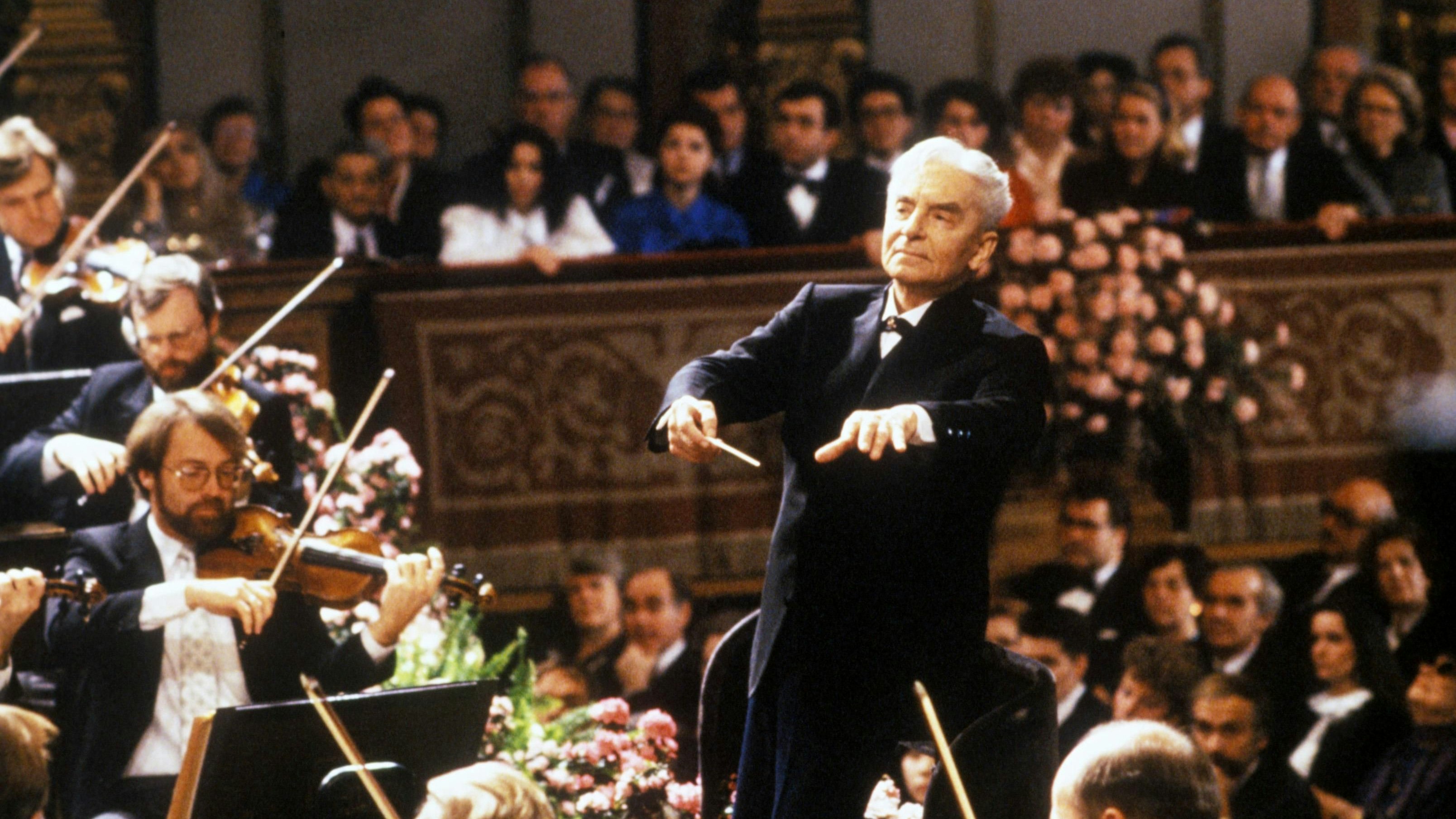 Download von www.picturedesk.com am 29.11.2023 (14:06).  (c) Ali Schafler/FIRST LOOK - FLO  --  Aus dem Goldenen Saal des Wiener Musikvereines: "Neujahrskonzert 1987". Es spielen die Wiener Philharmoniker unter der musikalischen Leitung von Herbert von Karajan. Im Bild: Wiener Philharmoniker, Herbert von Karajan. SENDUNG: 3sat, SO, 13.04.2008, 11:15 UHR. - 20080317_PD5672 - Rechteinfo: Rights Managed (RM)