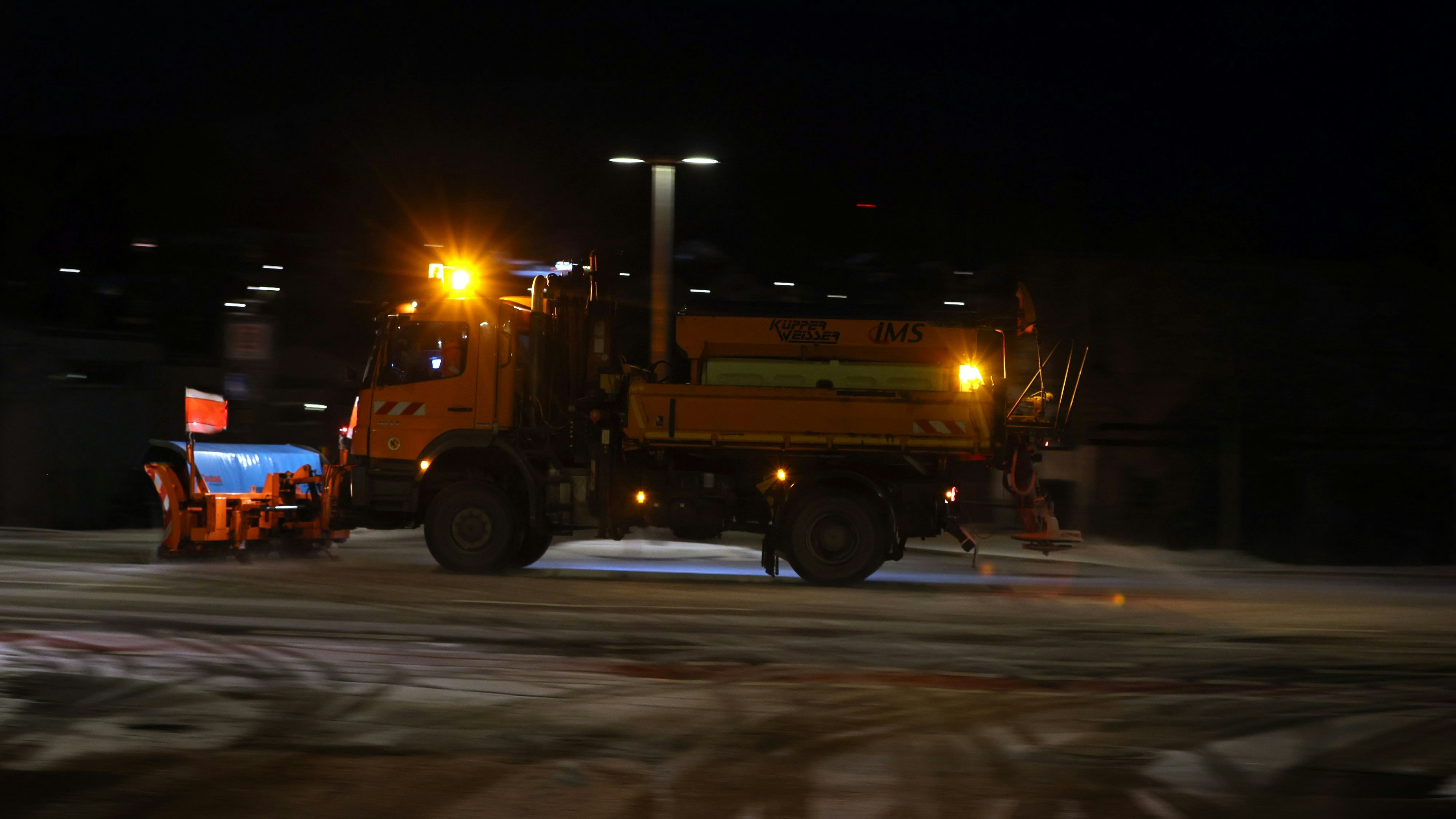 Der Winterdienst steht im Dauereinsatz.