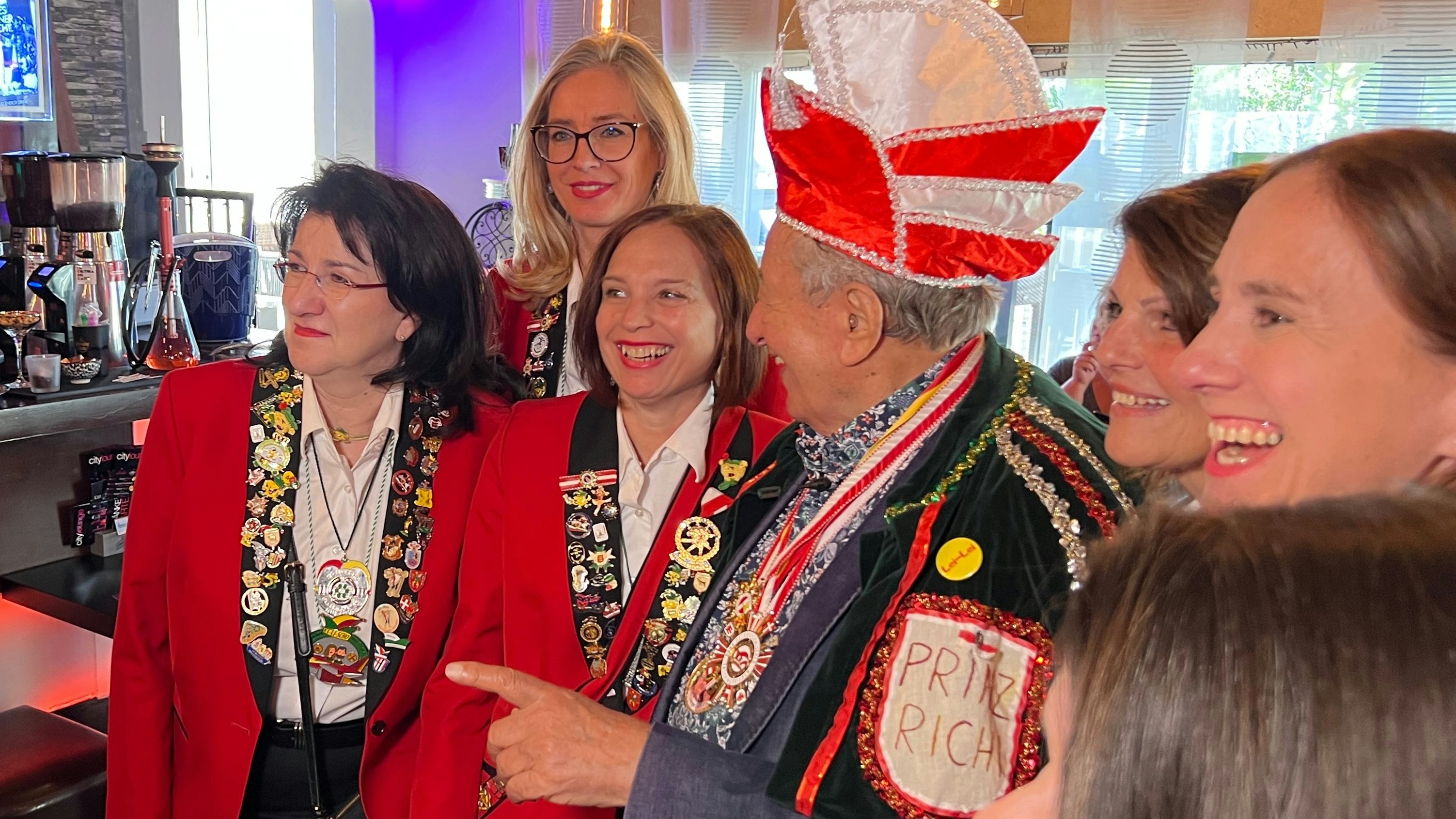 Richard "Mörtel“ Lugner zeigt sich wieder als schillerndster Promi der österreichischen Society.